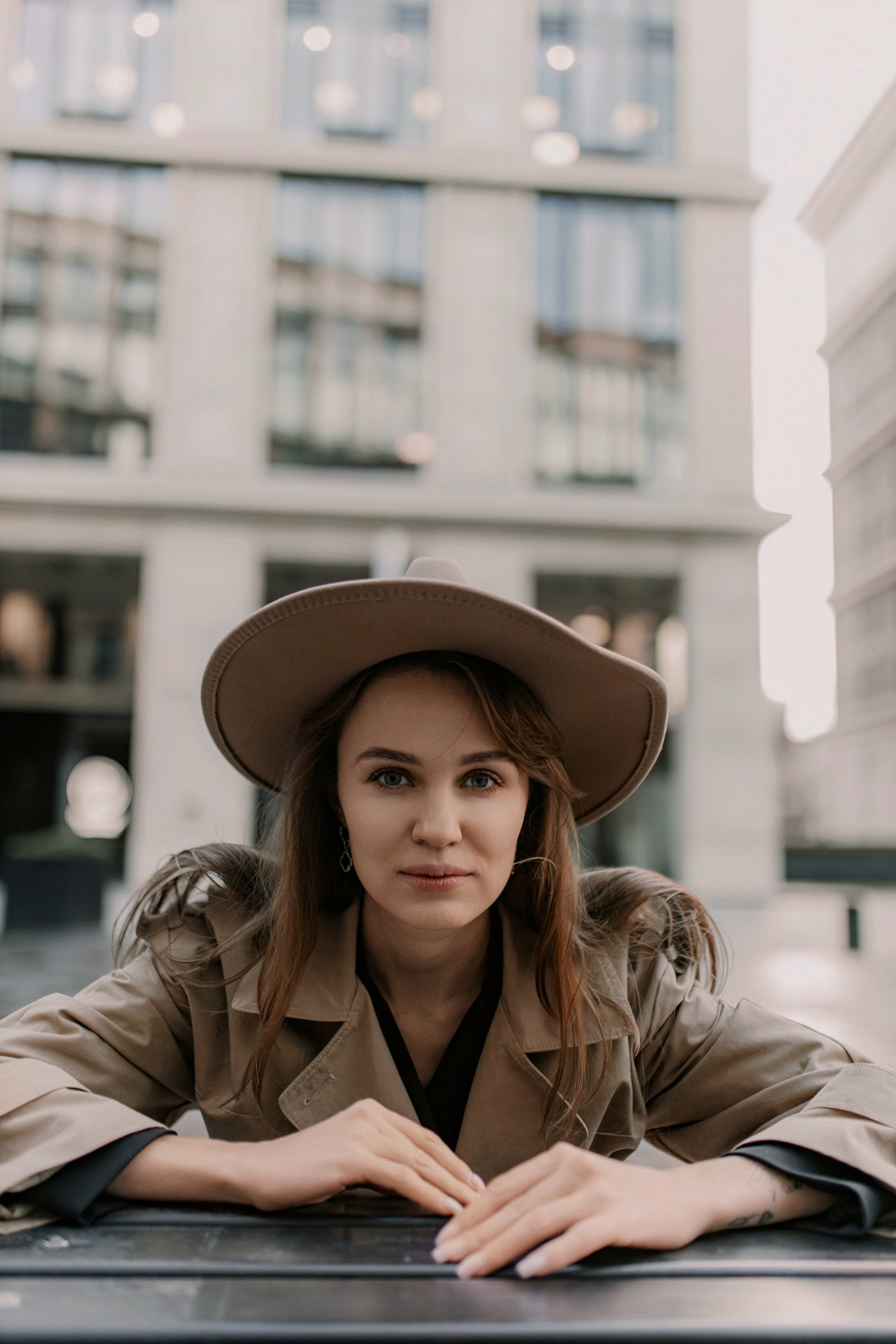 портрет женщины на фоне современной архитектуры спб