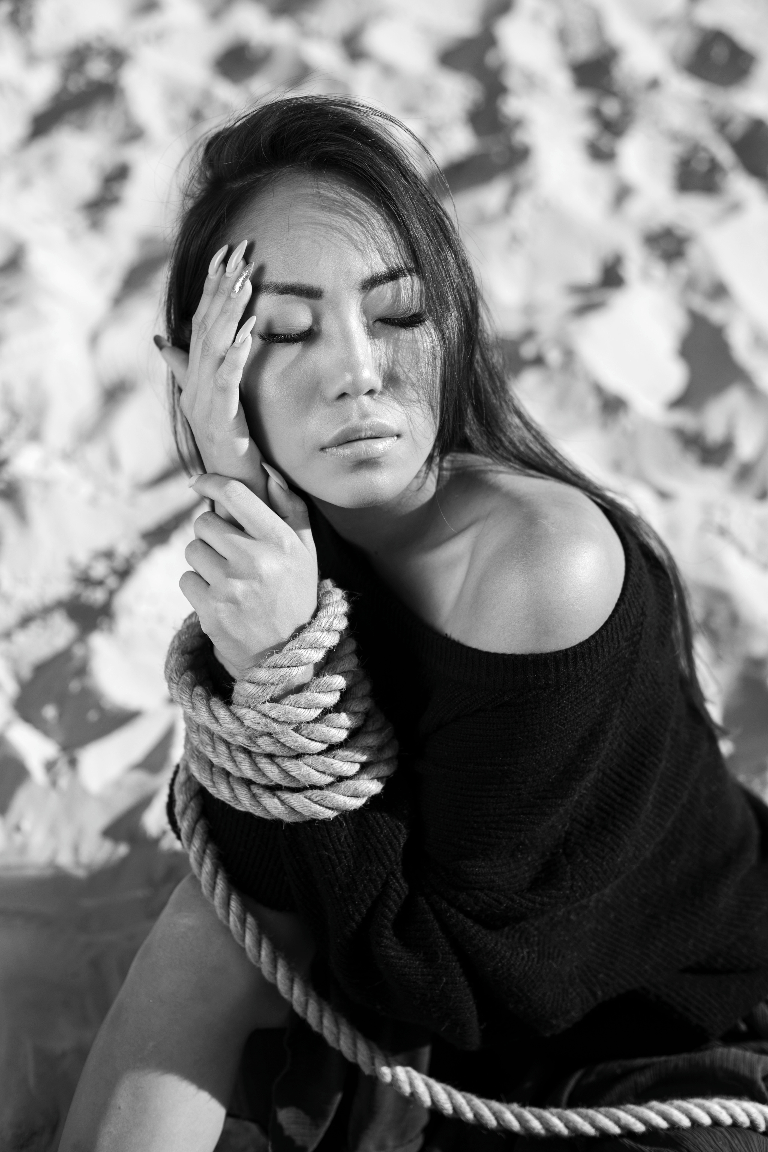 Женщина в песках