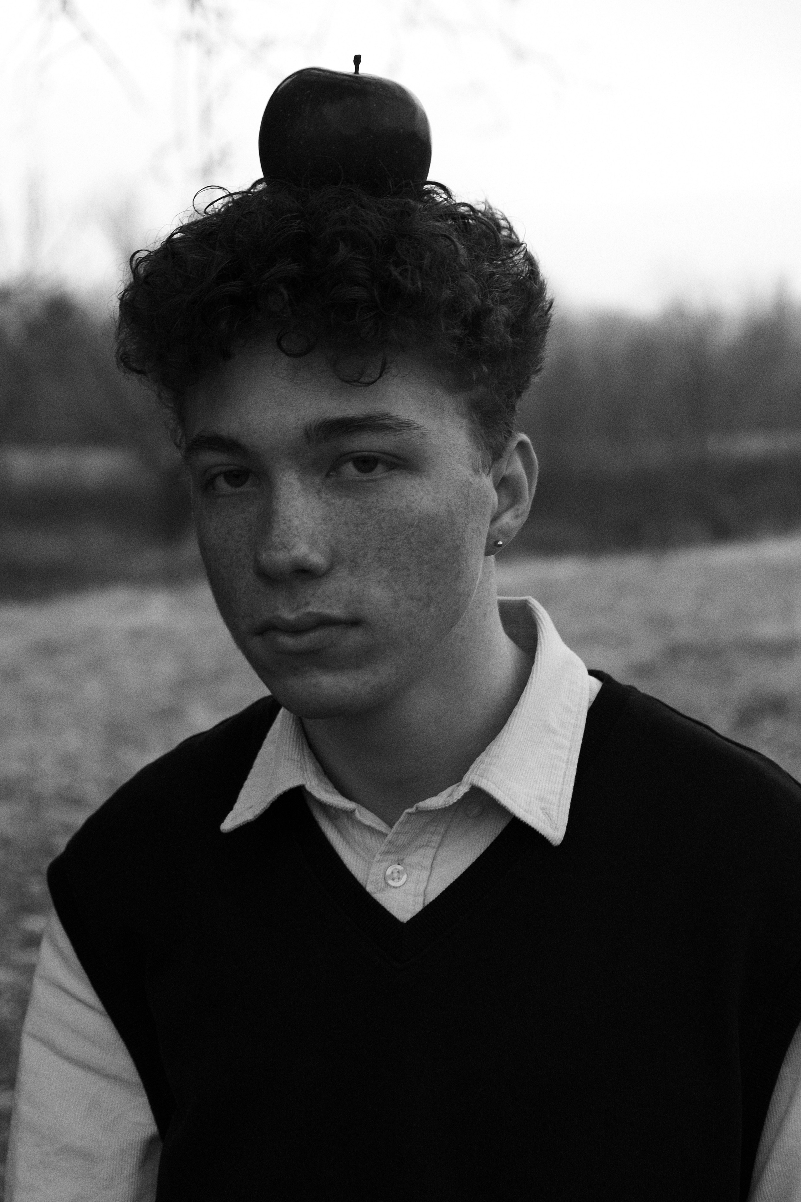 Мальчик с яблоком