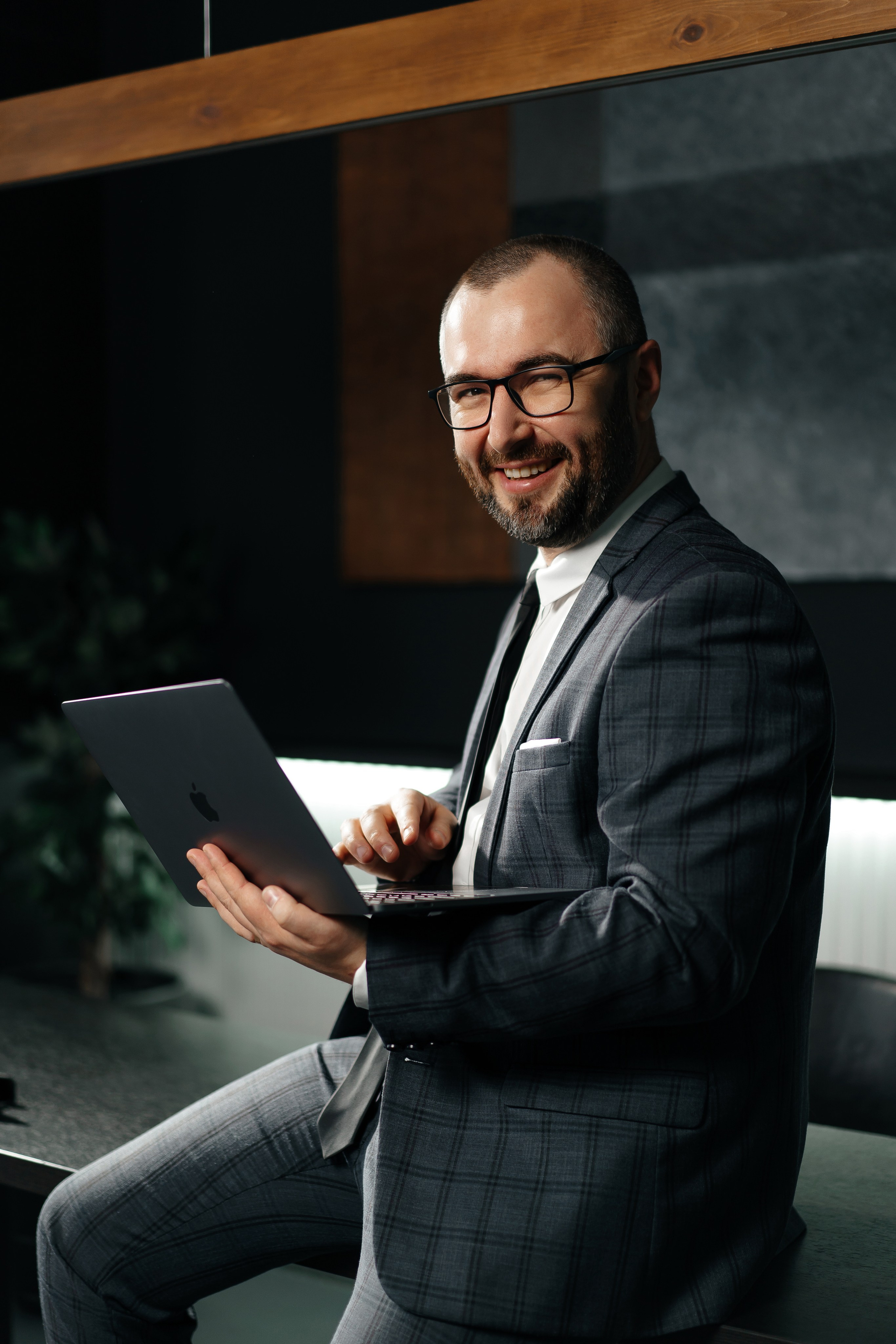 Бизнес фотосессия. Михаил Евтух — фотограф для брендов и маркетплейсов в Минске