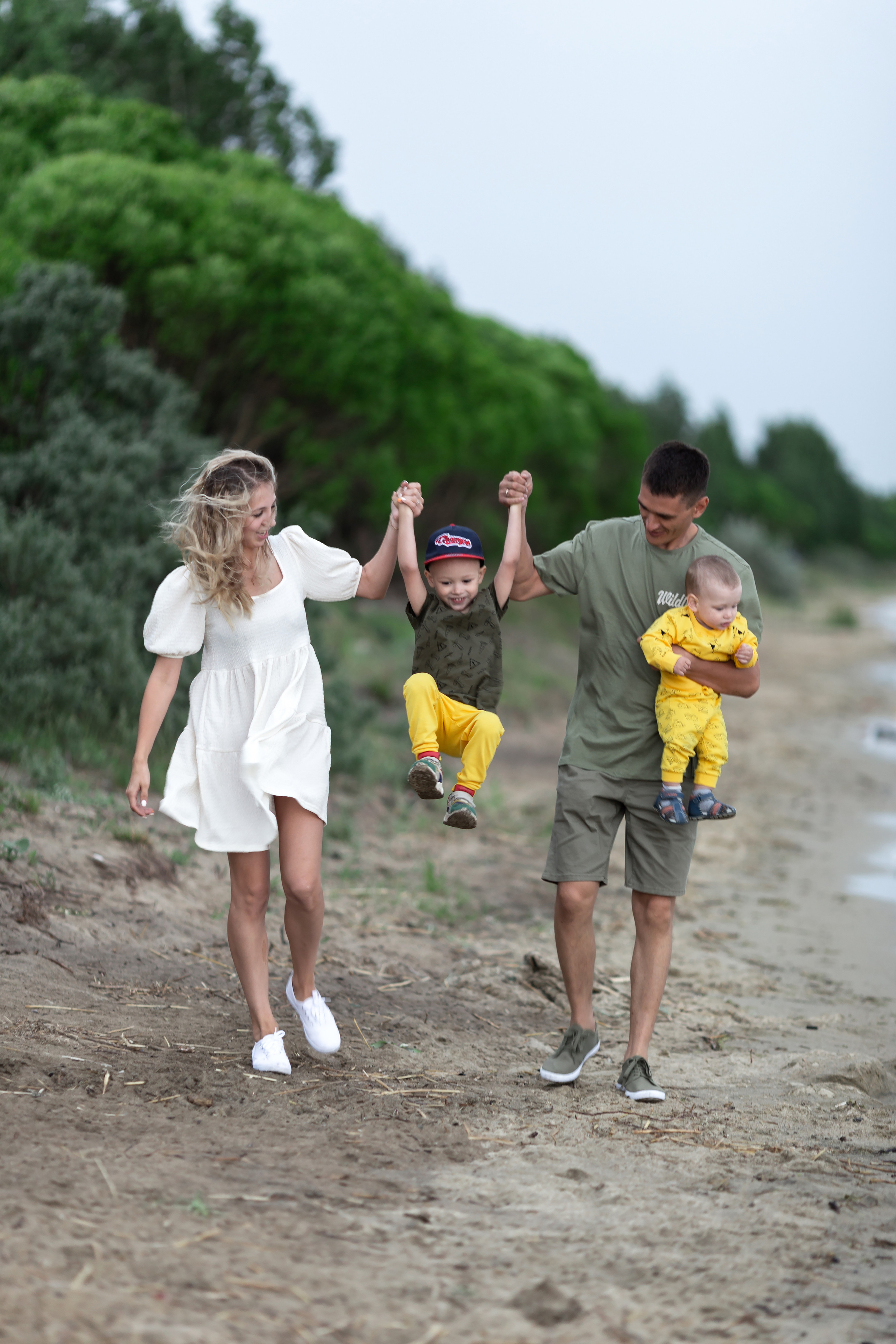 Прогулочная фотосессия красивой семьи на озере