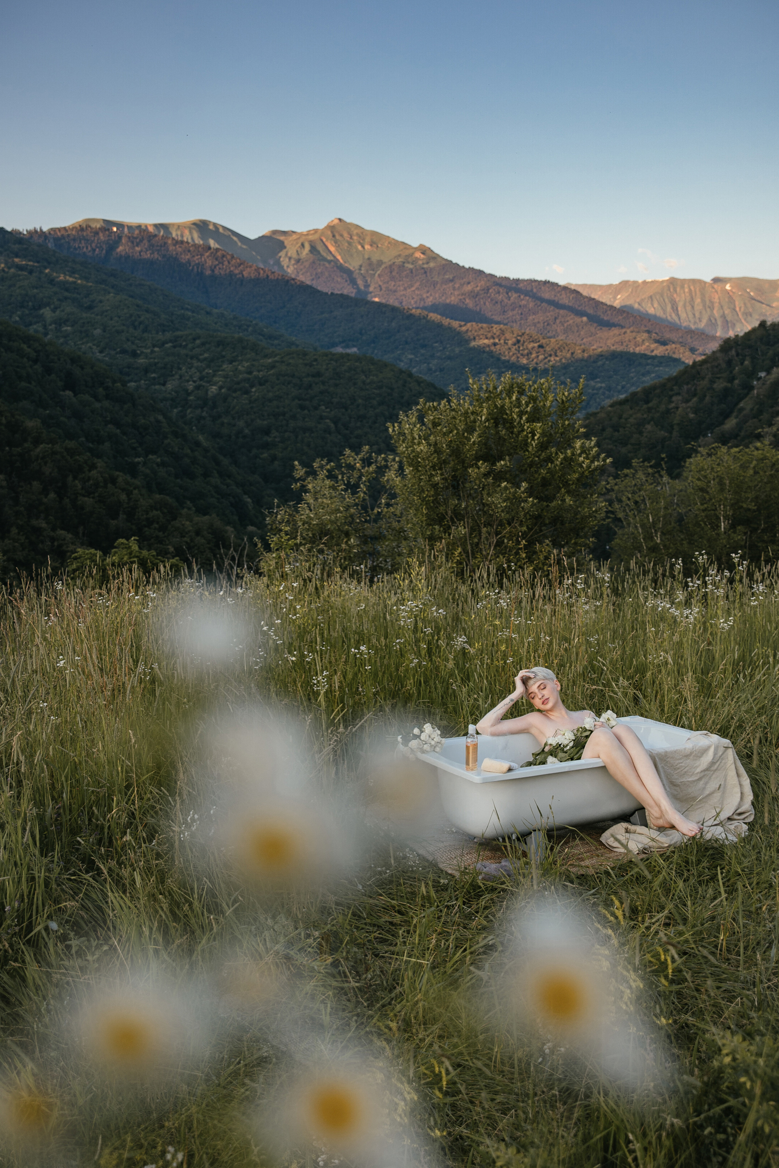 Софи в ванне в горах