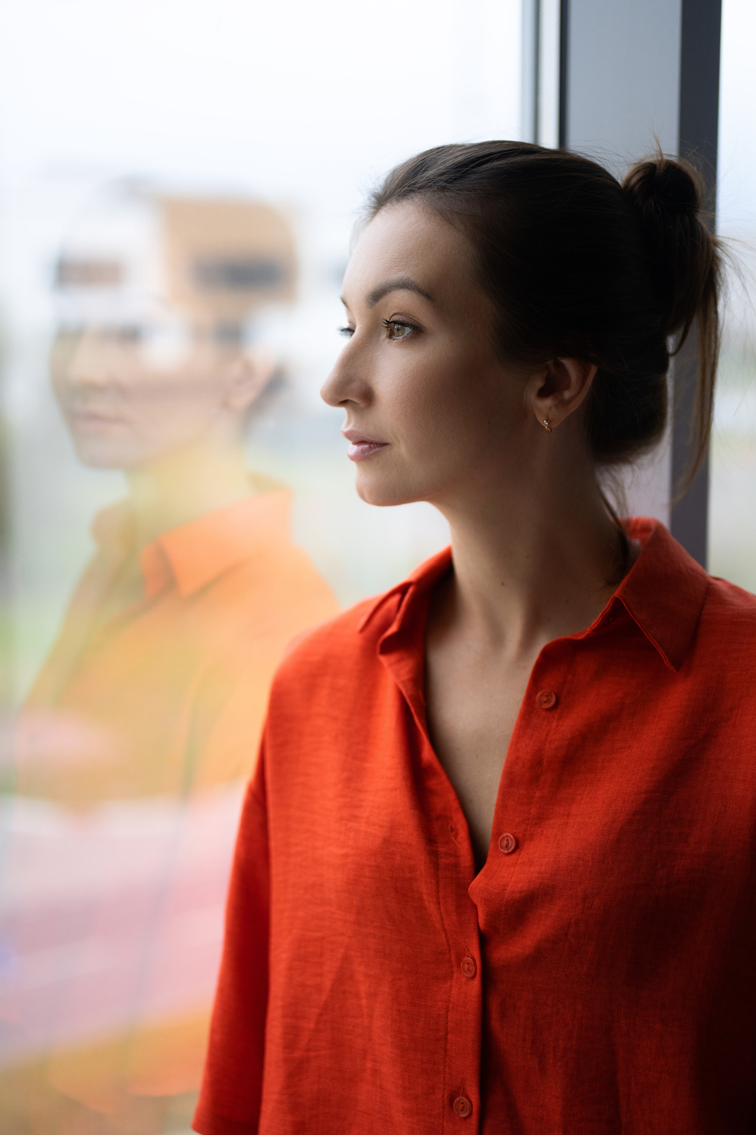 Подростковая съёмка с собакой, цветком, лампой