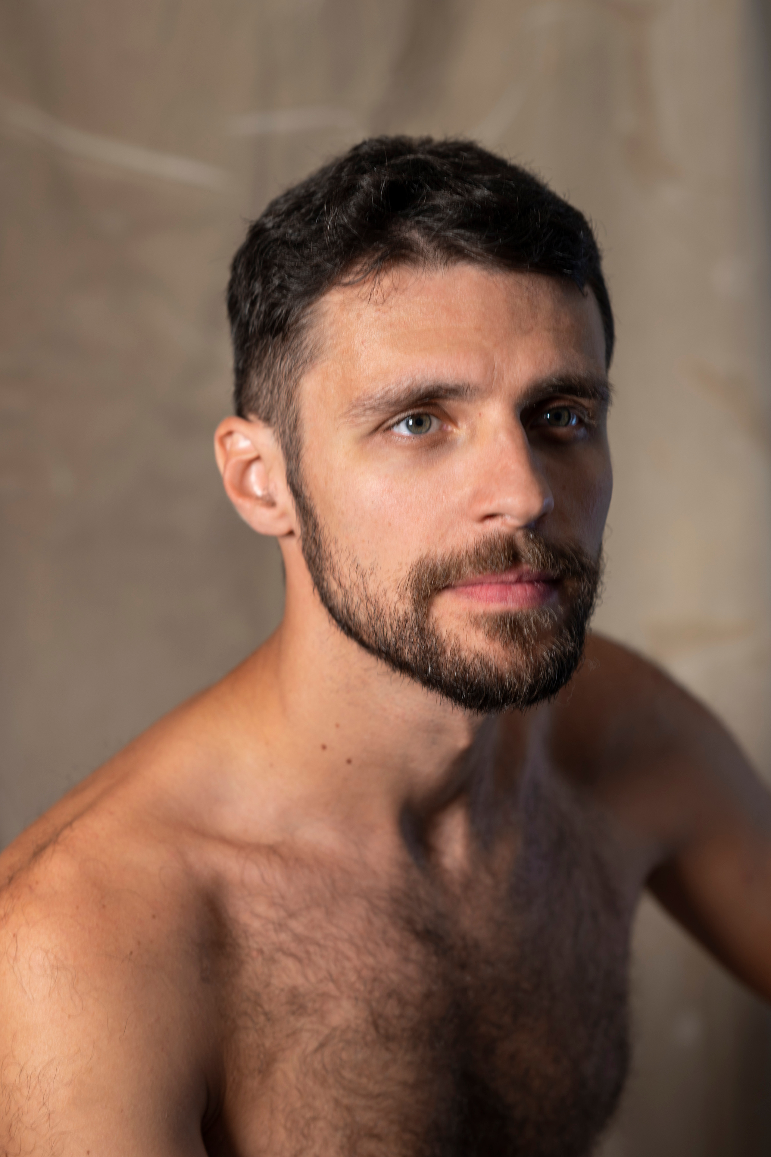 Фотосессия девушки в вечернем изумрудном платье