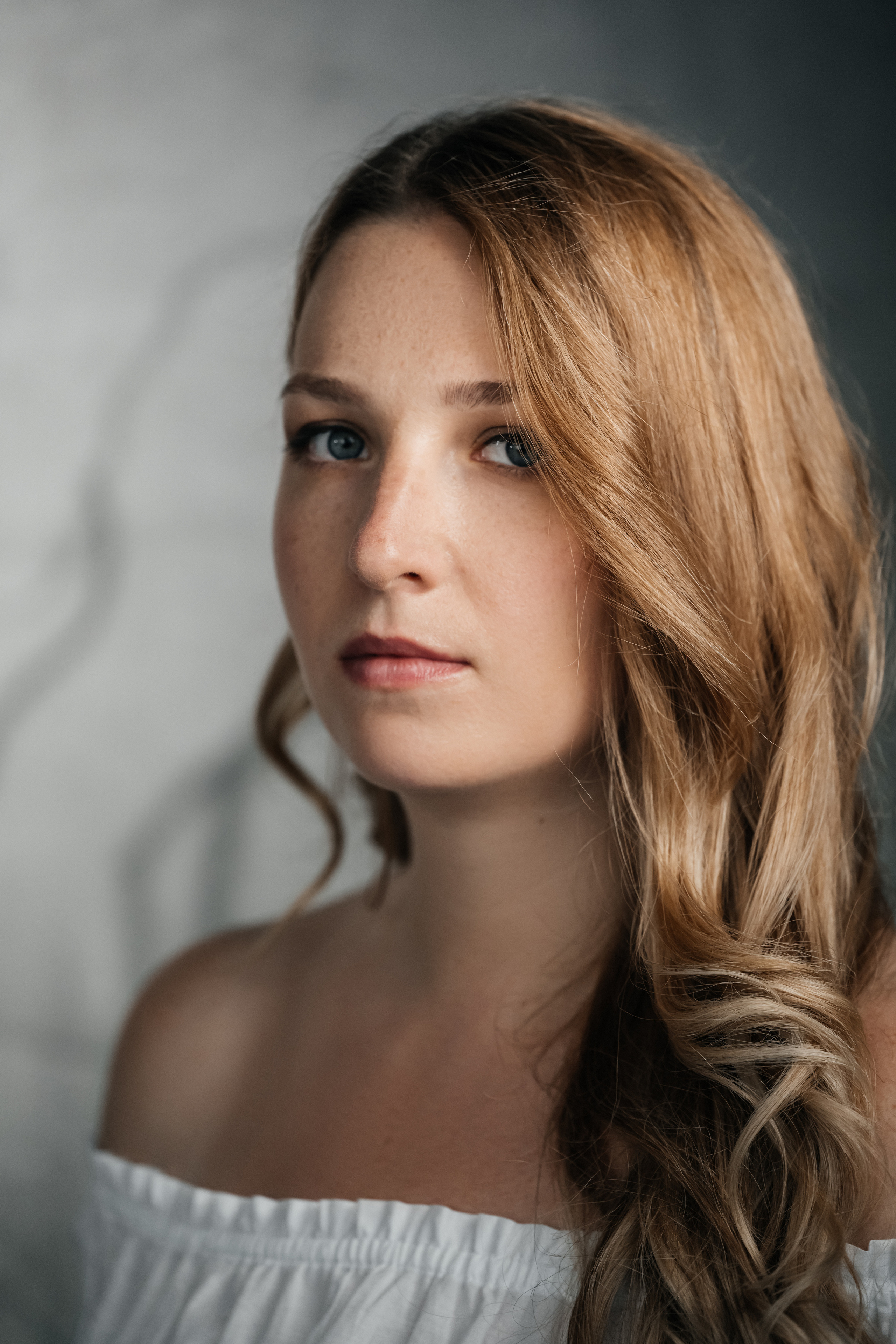 Студийная семейная съёмка мамы с сыном