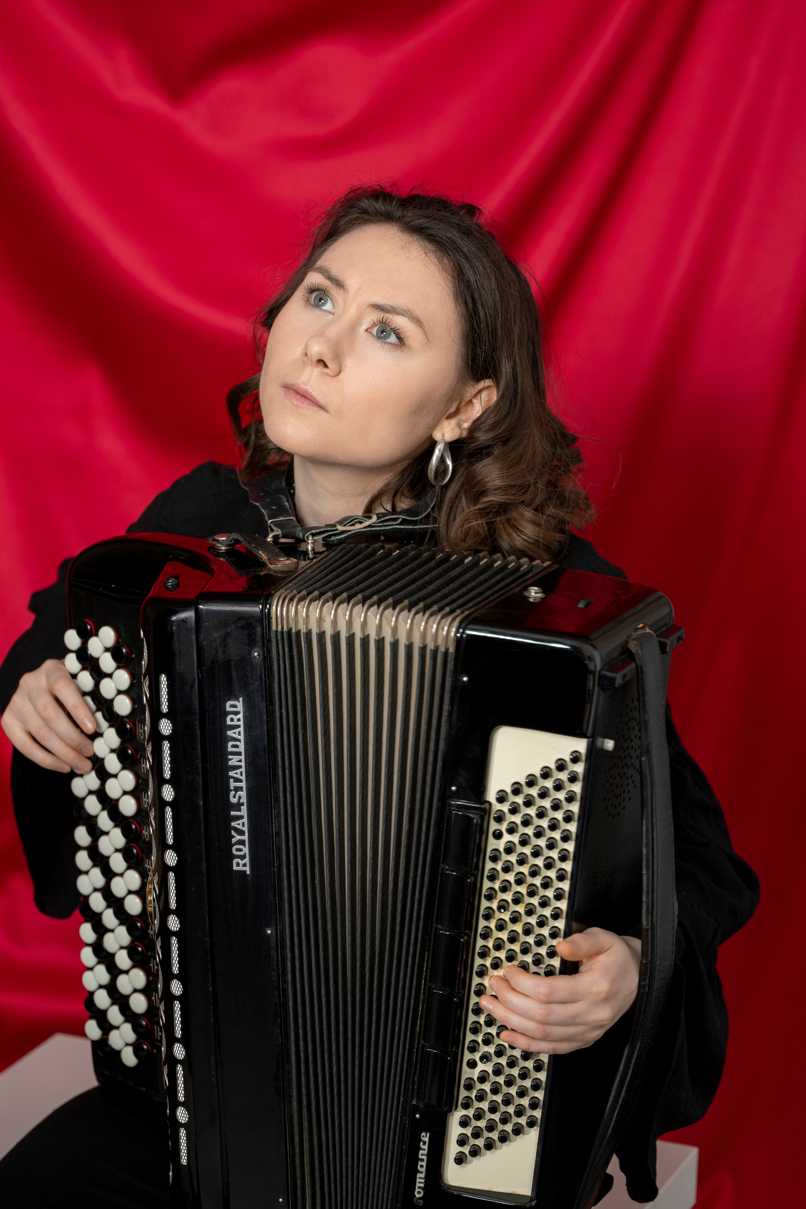 Студийная съёмка страстной девушки с цветком