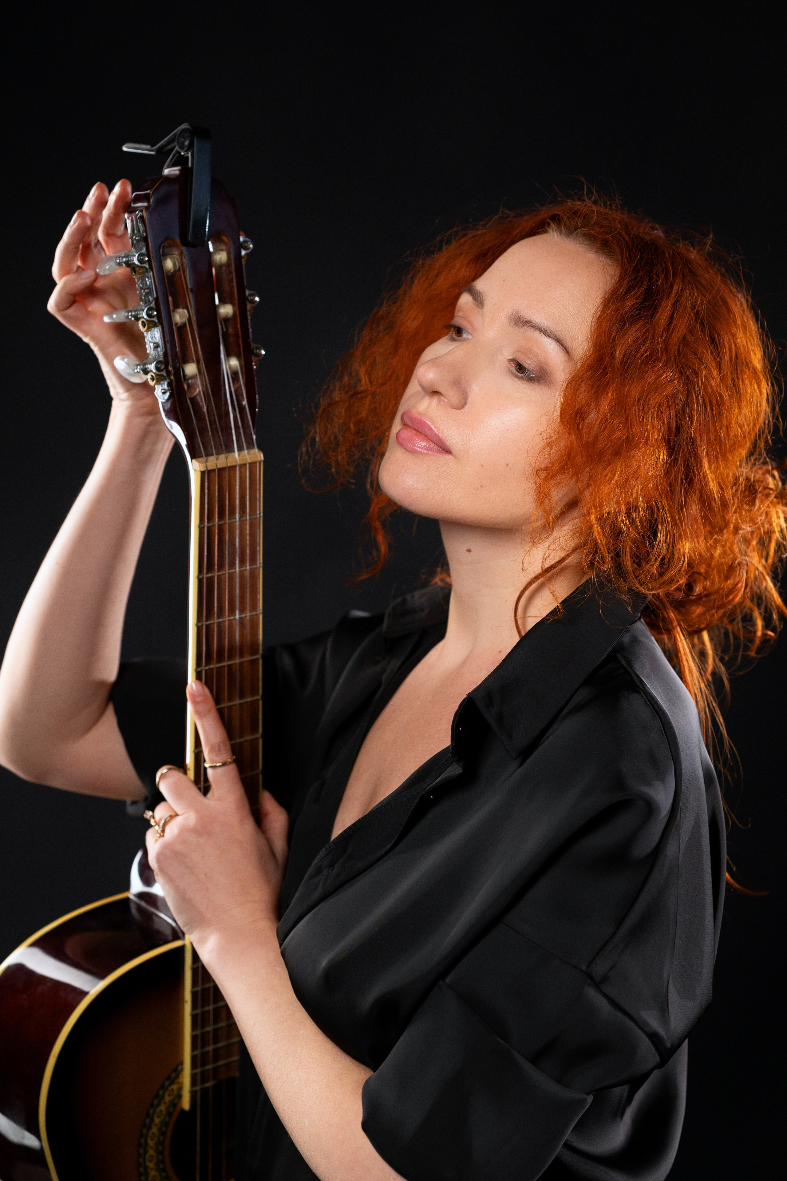 Адель. Девочка с пионами