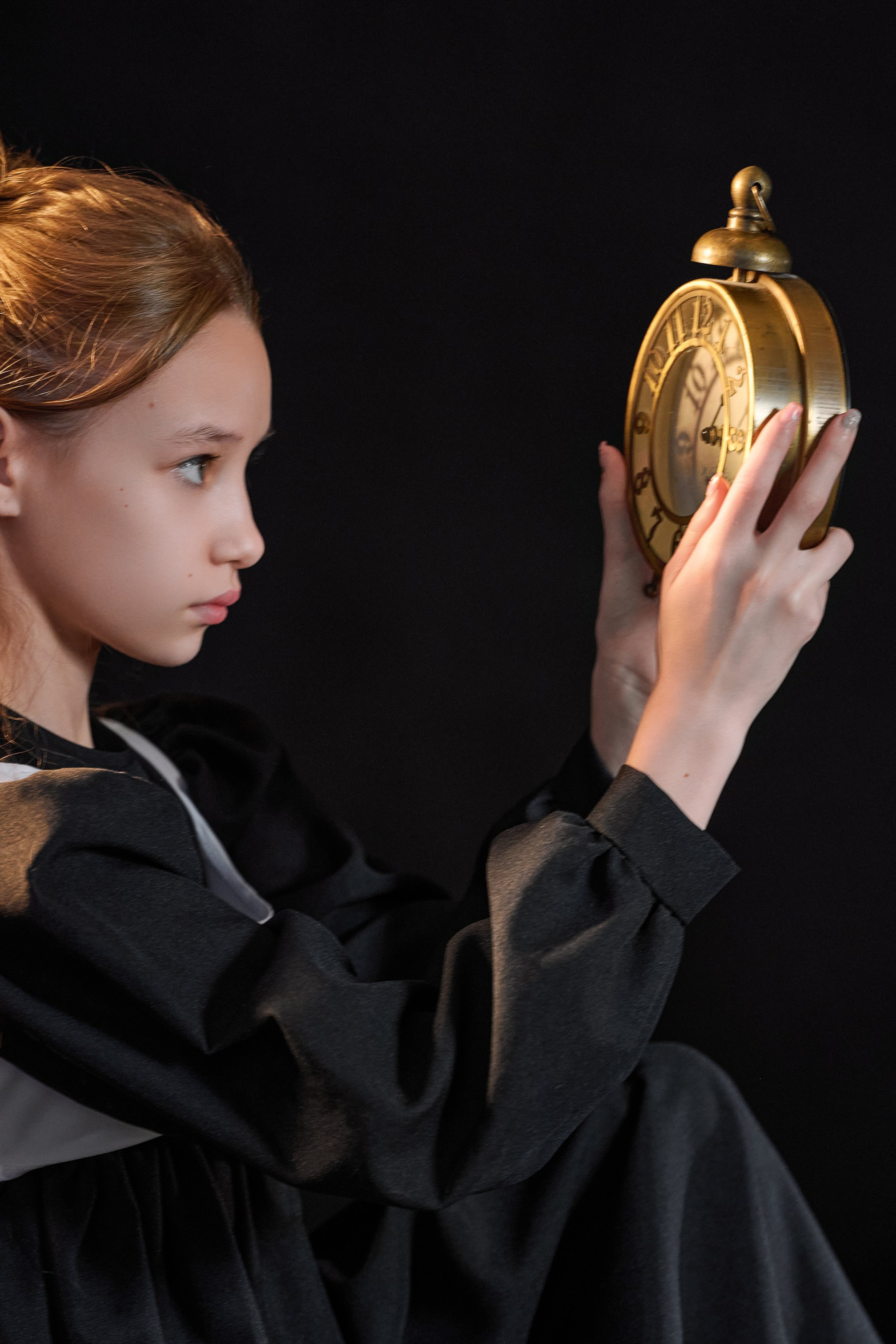 Адель. Девочка с пионами