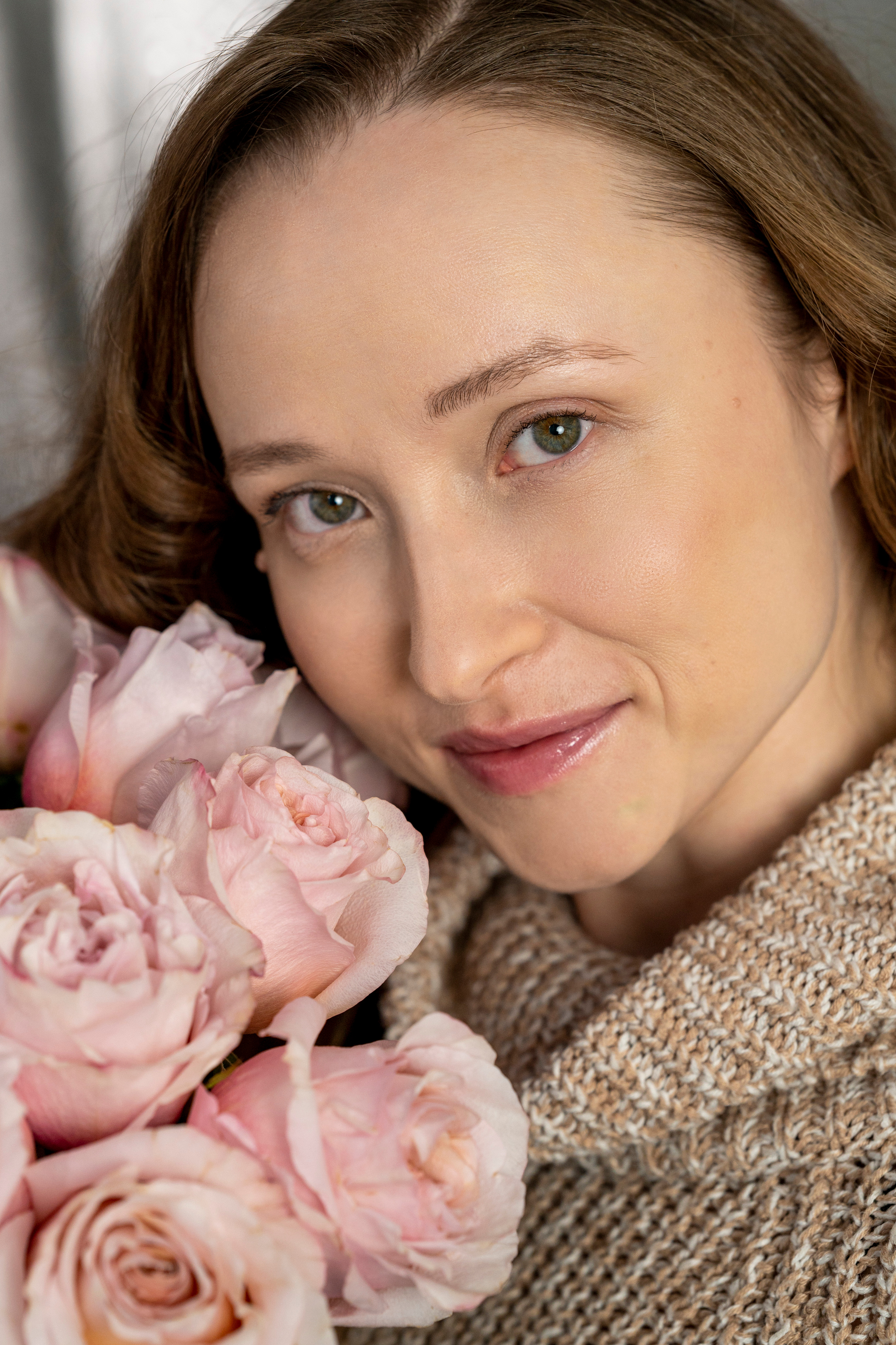 Студийная съёмка страстной девушки с цветком