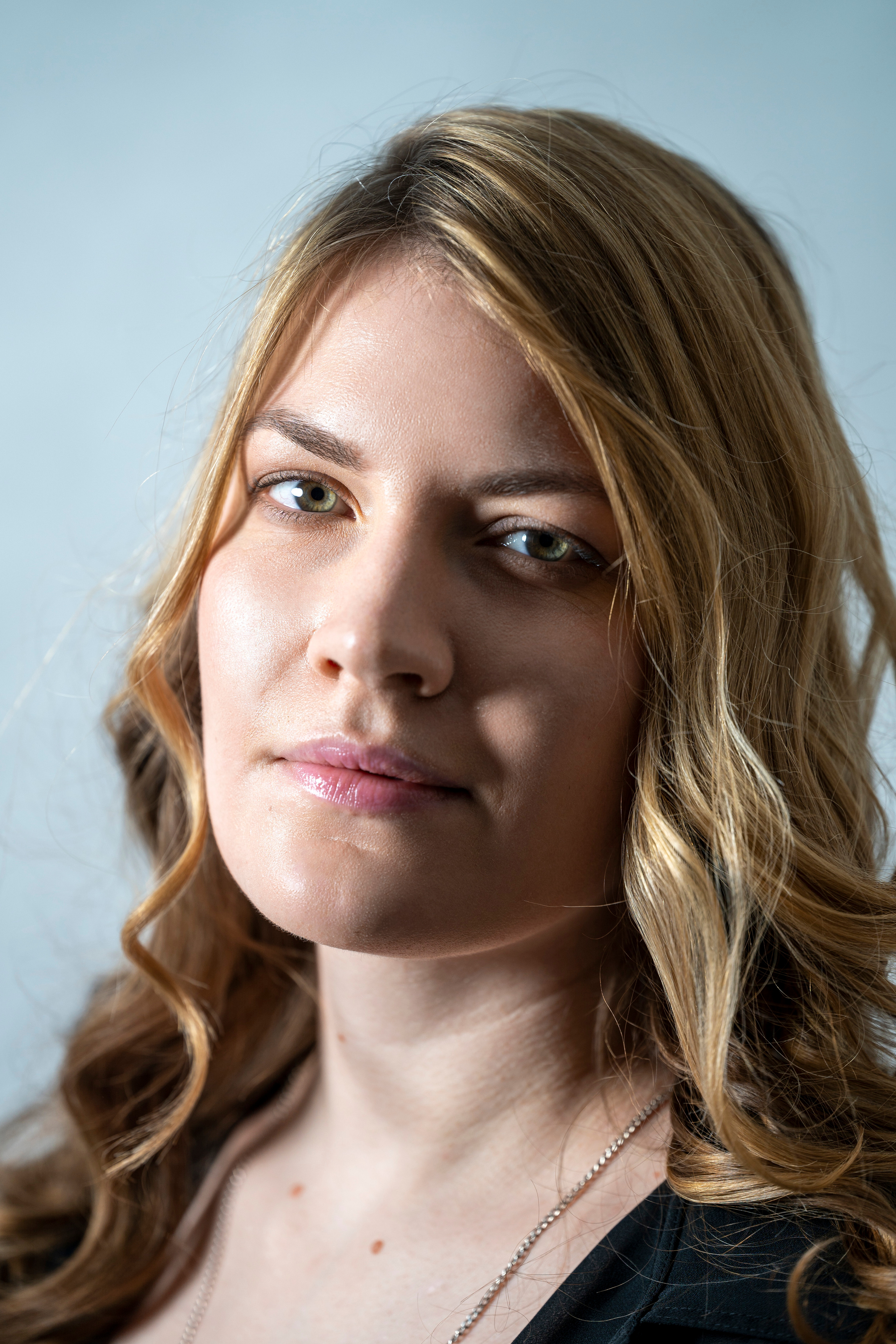 Студийная фотосъёмка девушки в мужском стиле