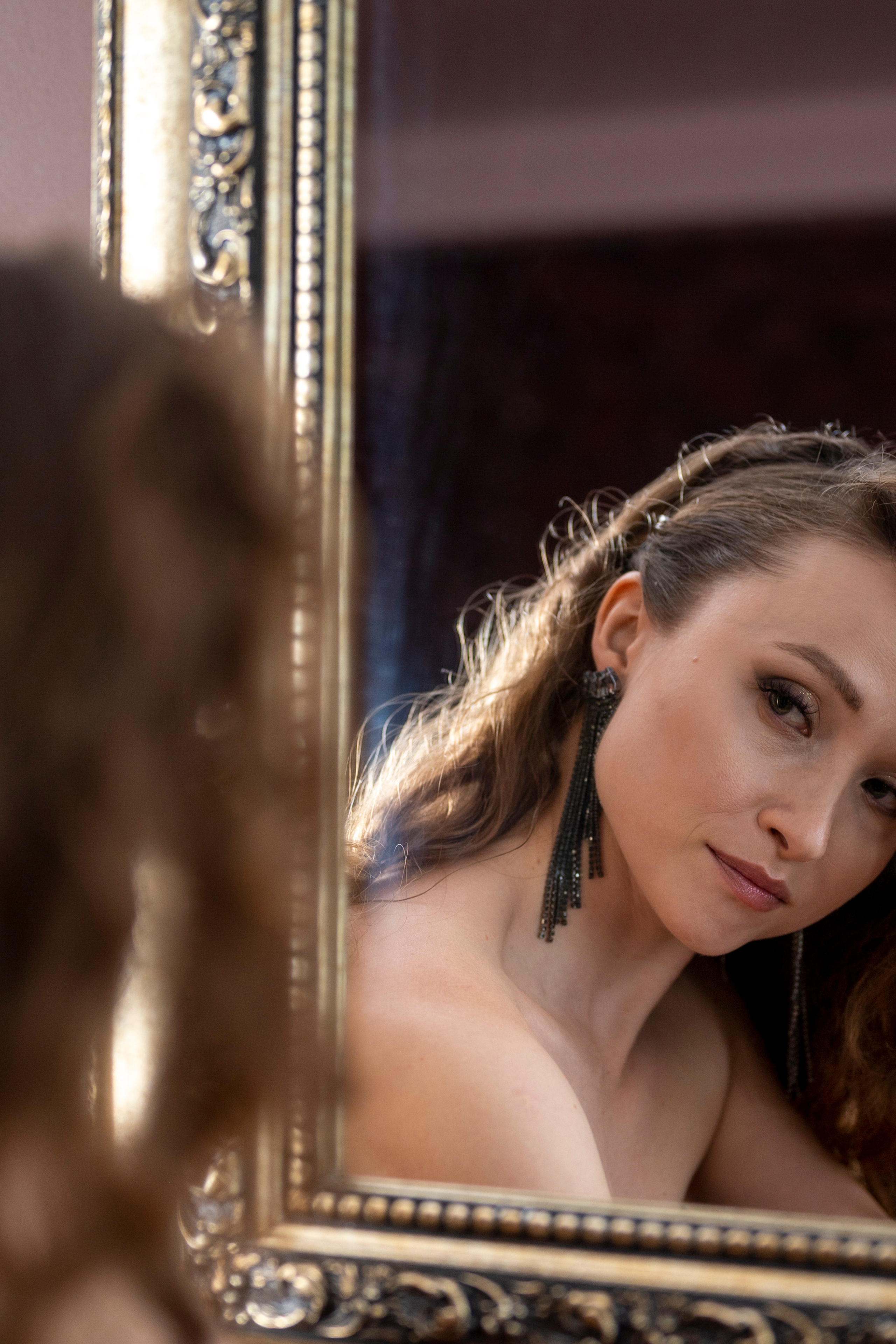 Фотосессия девушки в вечернем изумрудном платье