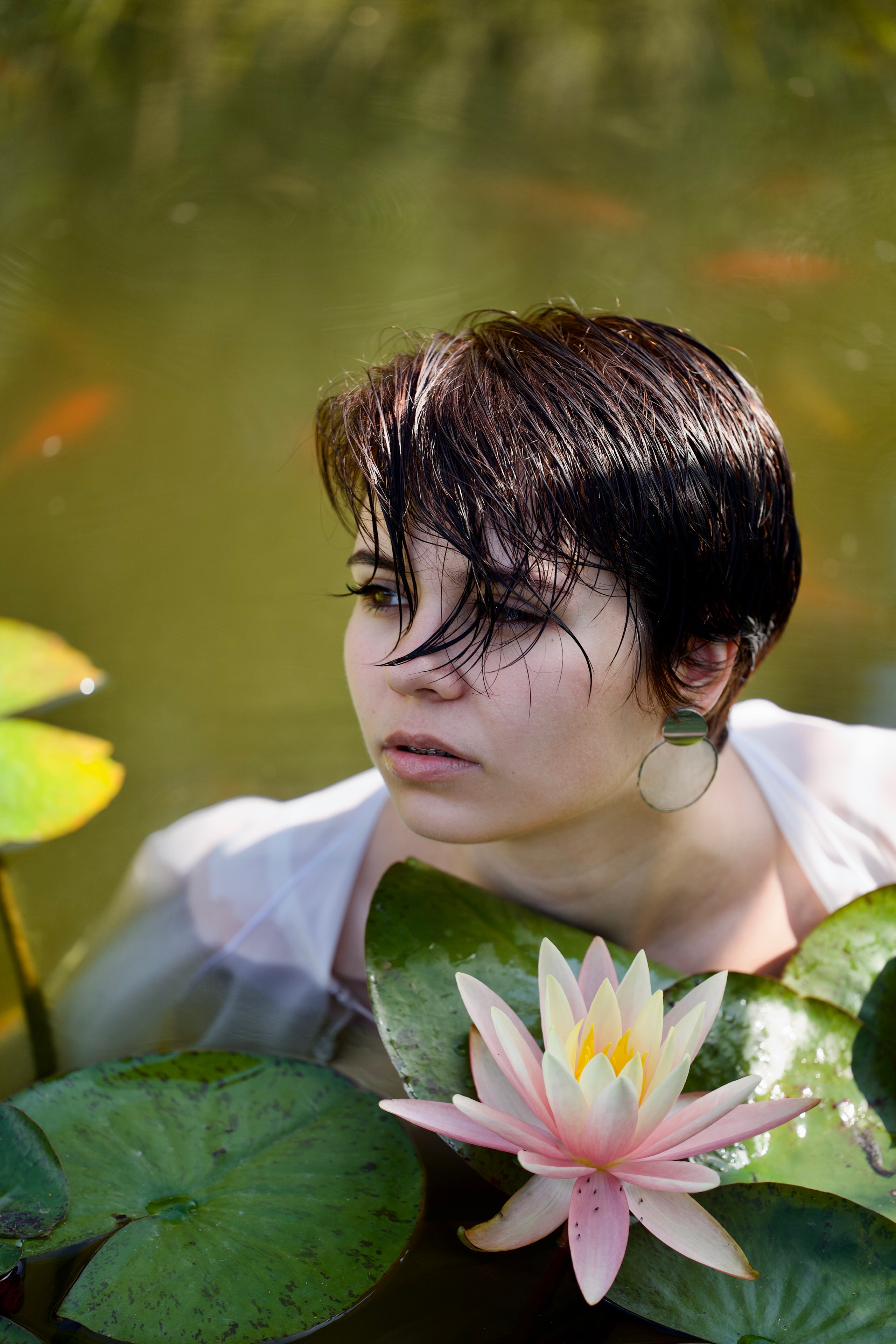 Фотосессия девушки в вечернем изумрудном платье