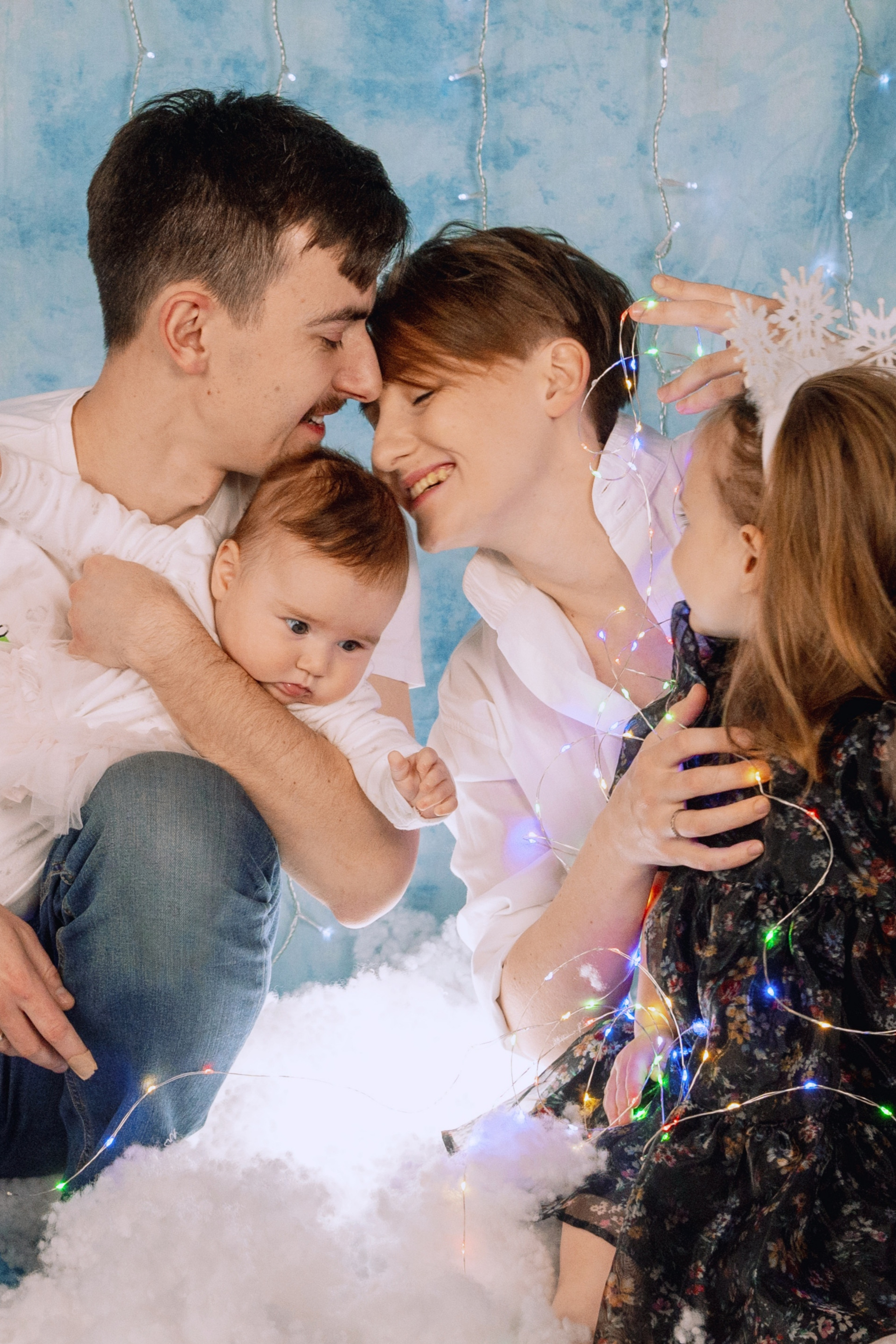 Семейная новогодняя фотосессия матери и дочери в студии