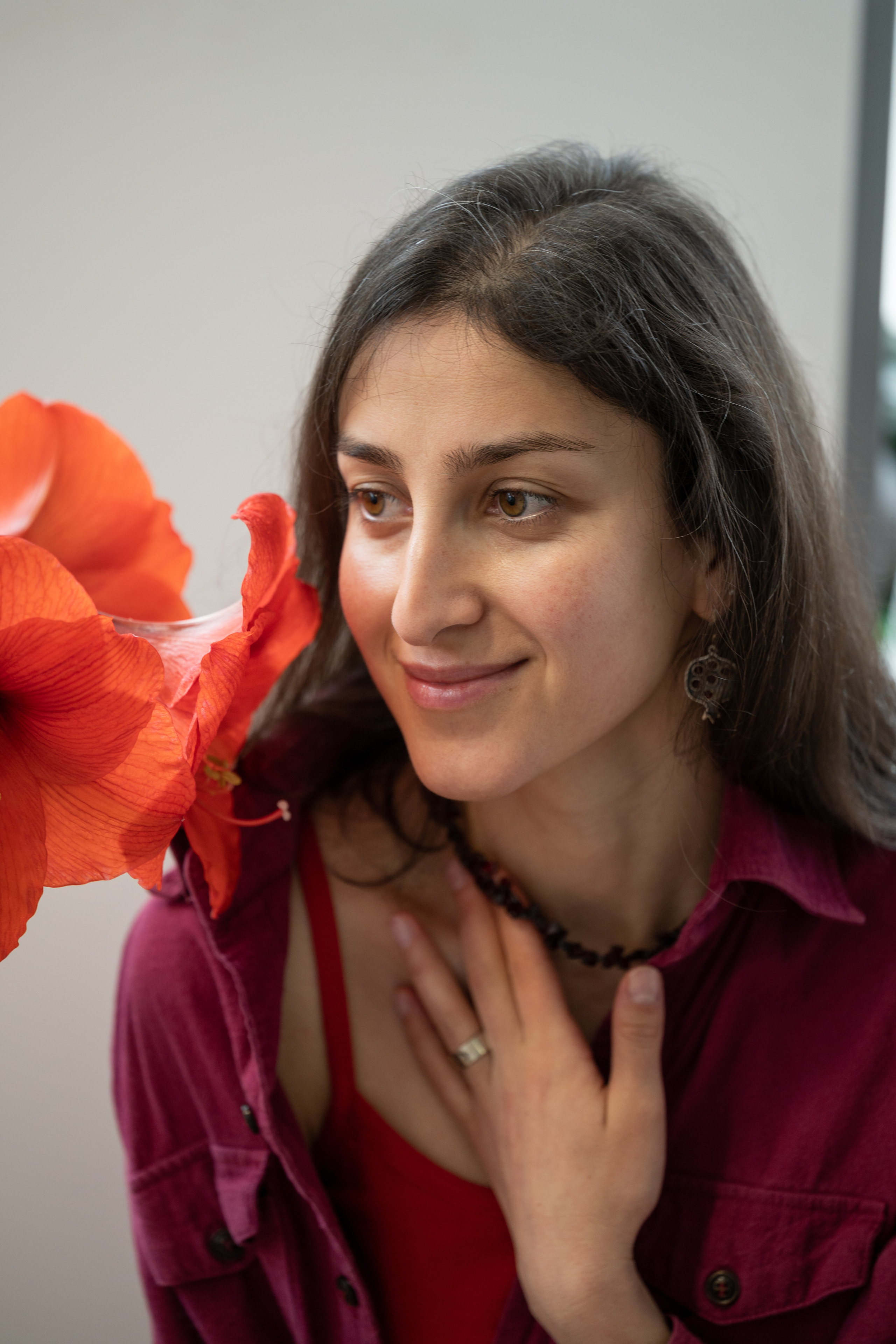 Студийная фотосъёмка девушки в мужском стиле