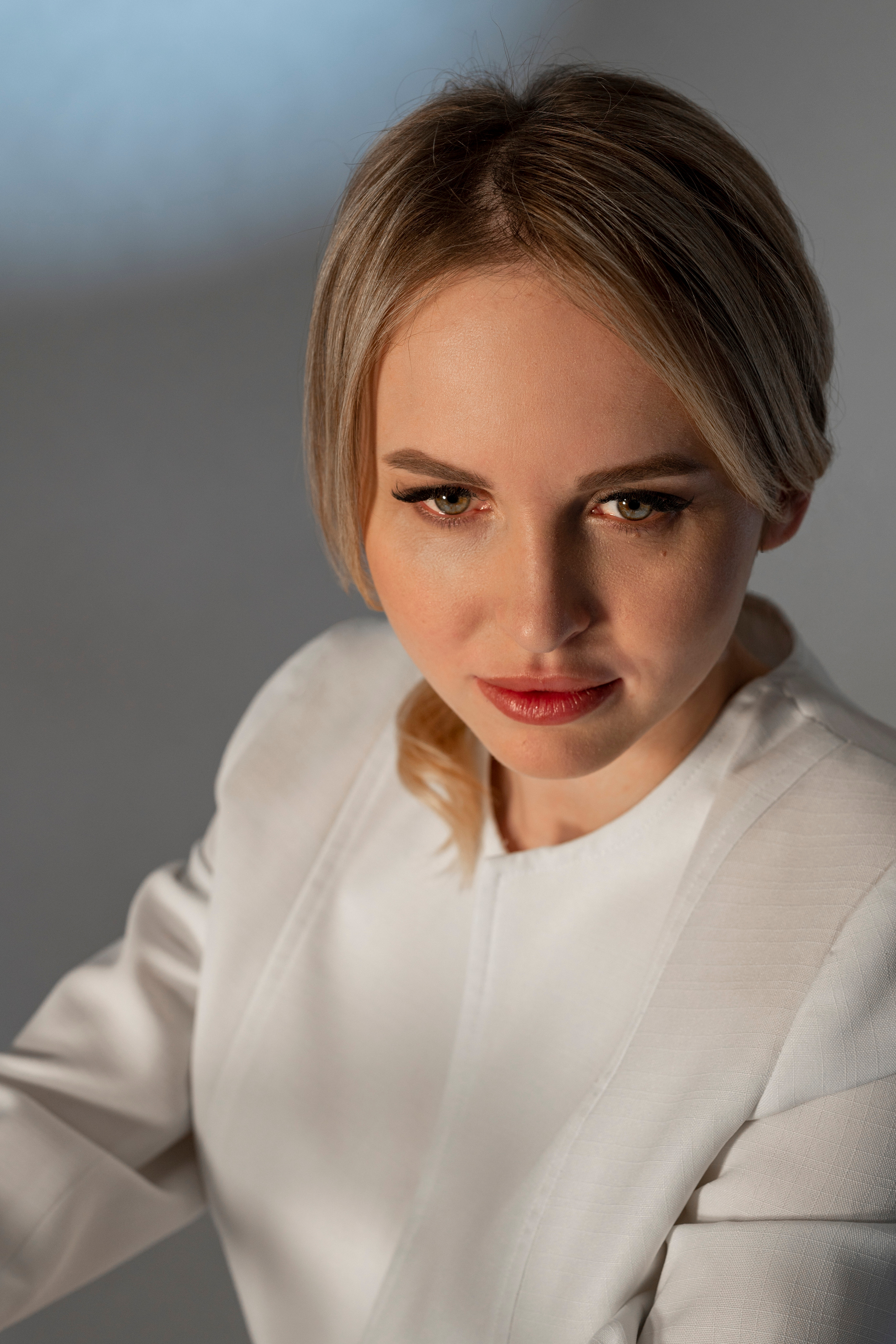 Фотосессия девушки в вечернем изумрудном платье