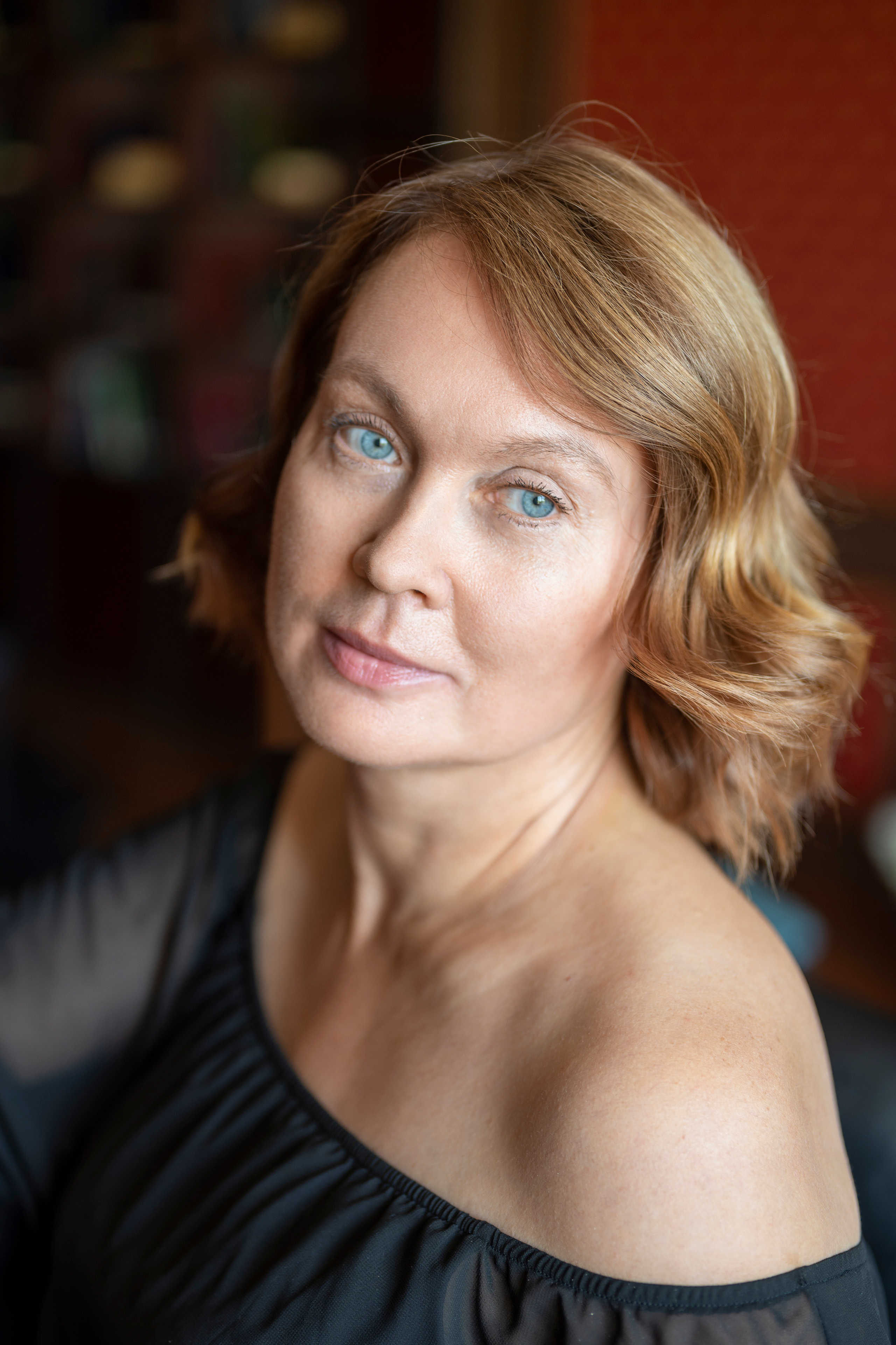 Фотосессия девушки в вечернем изумрудном платье