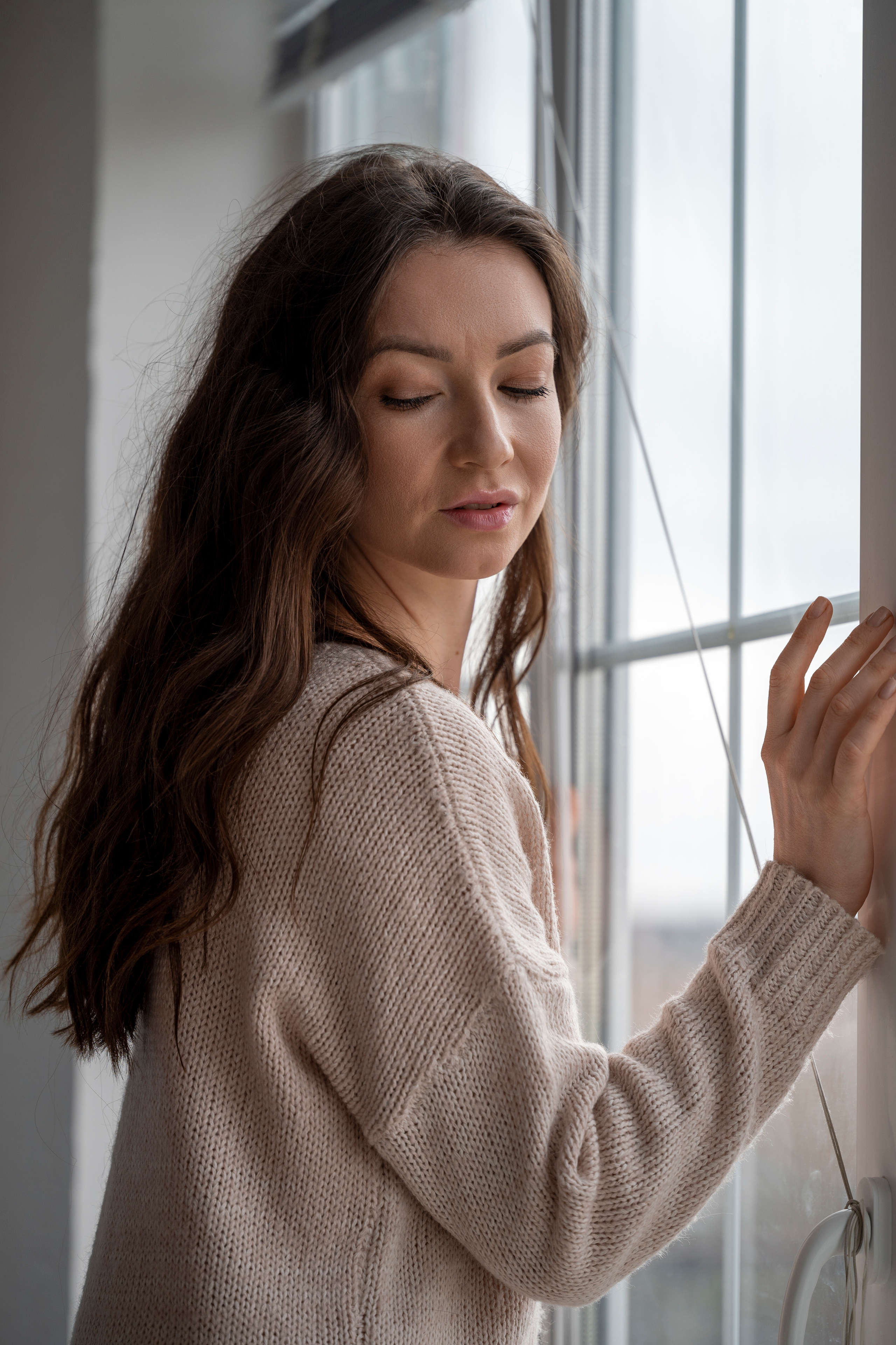 Студийная фотосъёмка девушки в мужском стиле