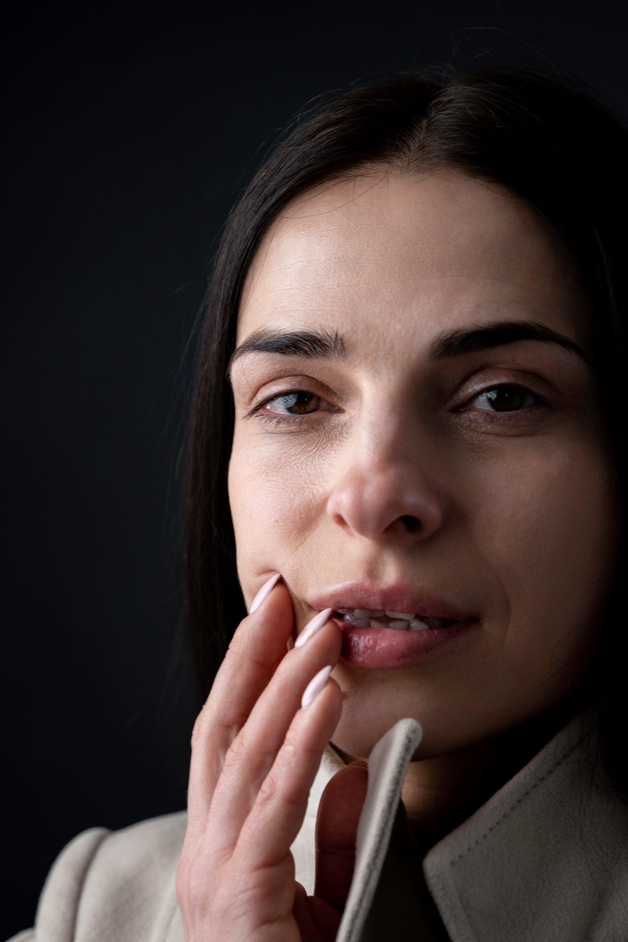 Студийная съёмка девушки с цветами