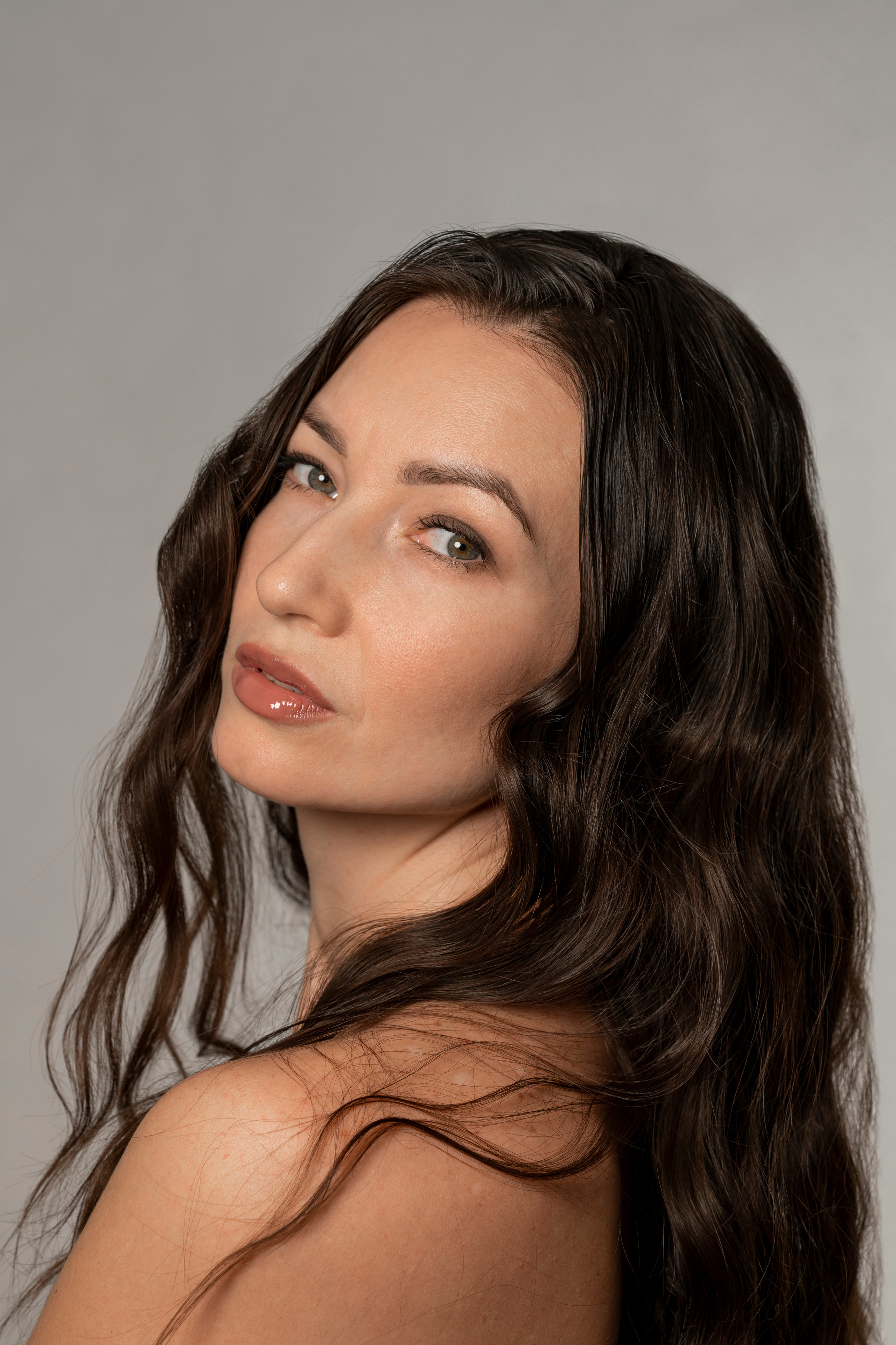 Фотосессия девушки в вечернем изумрудном платье