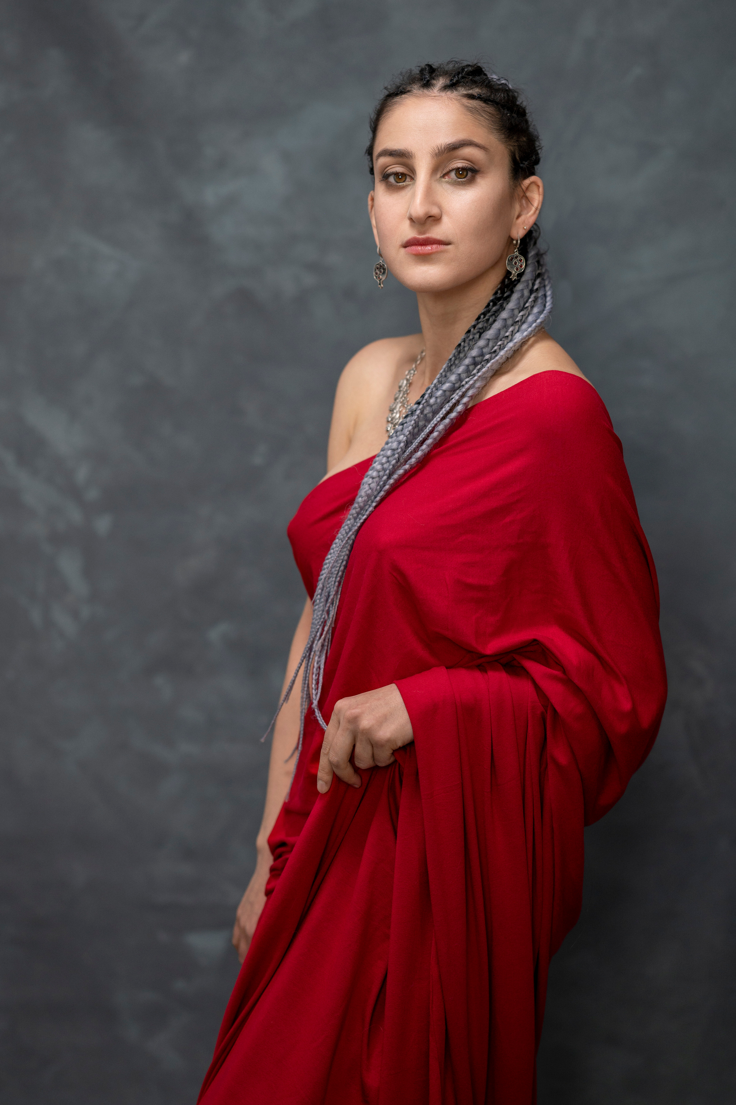 Фотосессия девушки в вечернем изумрудном платье