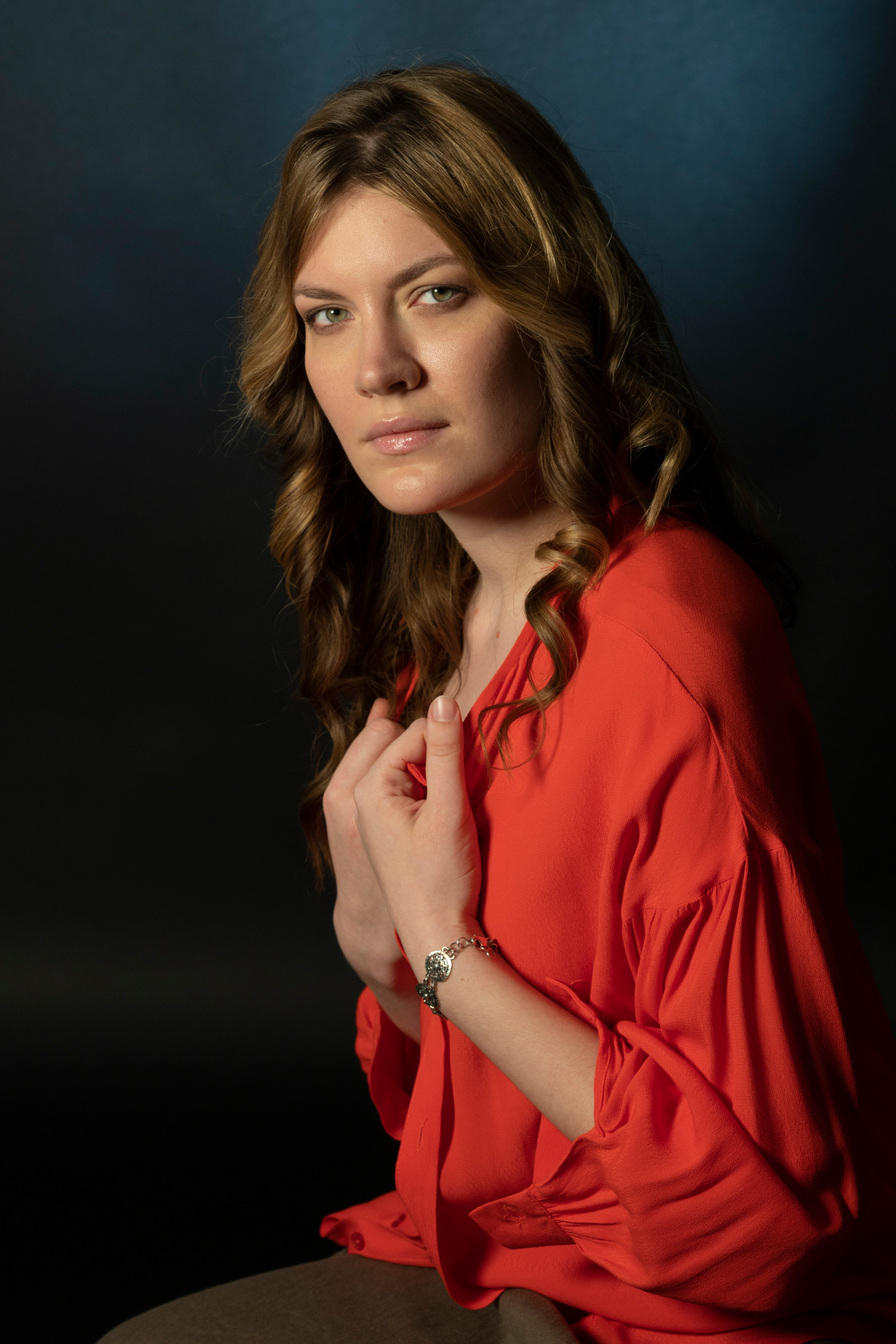 Студийная фотосъёмка девушки в мужском стиле