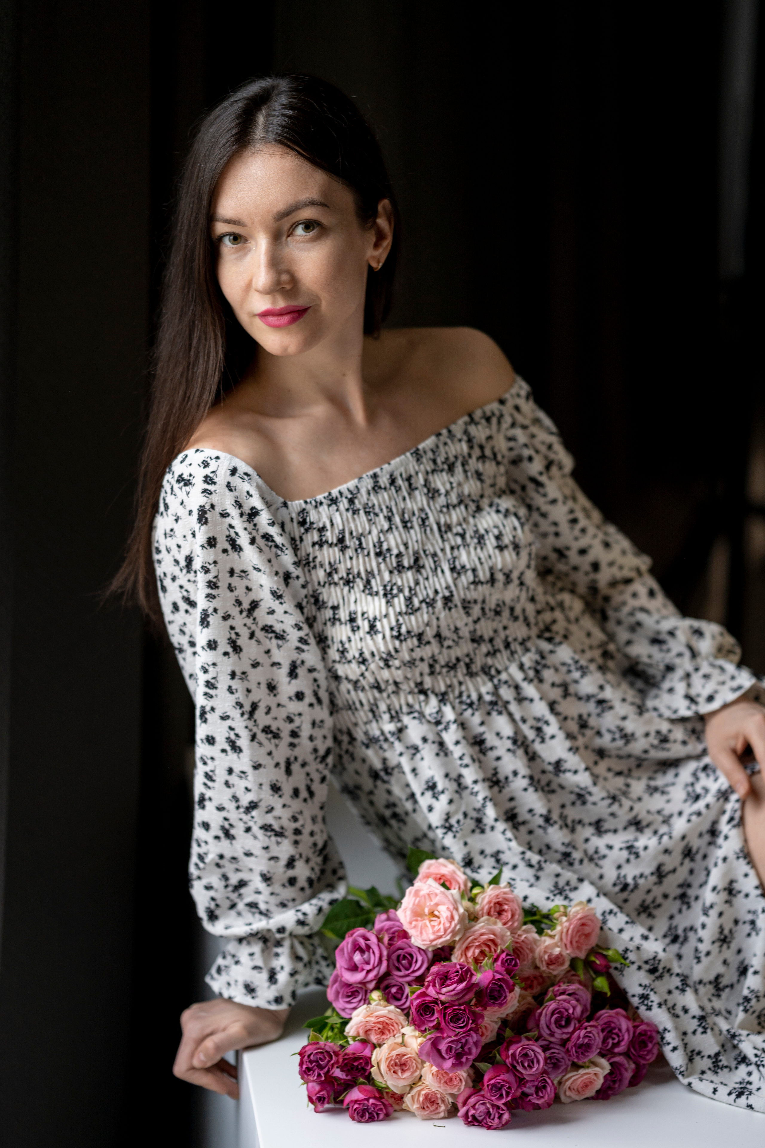 Студийная фотосъёмка девушки в мужском стиле