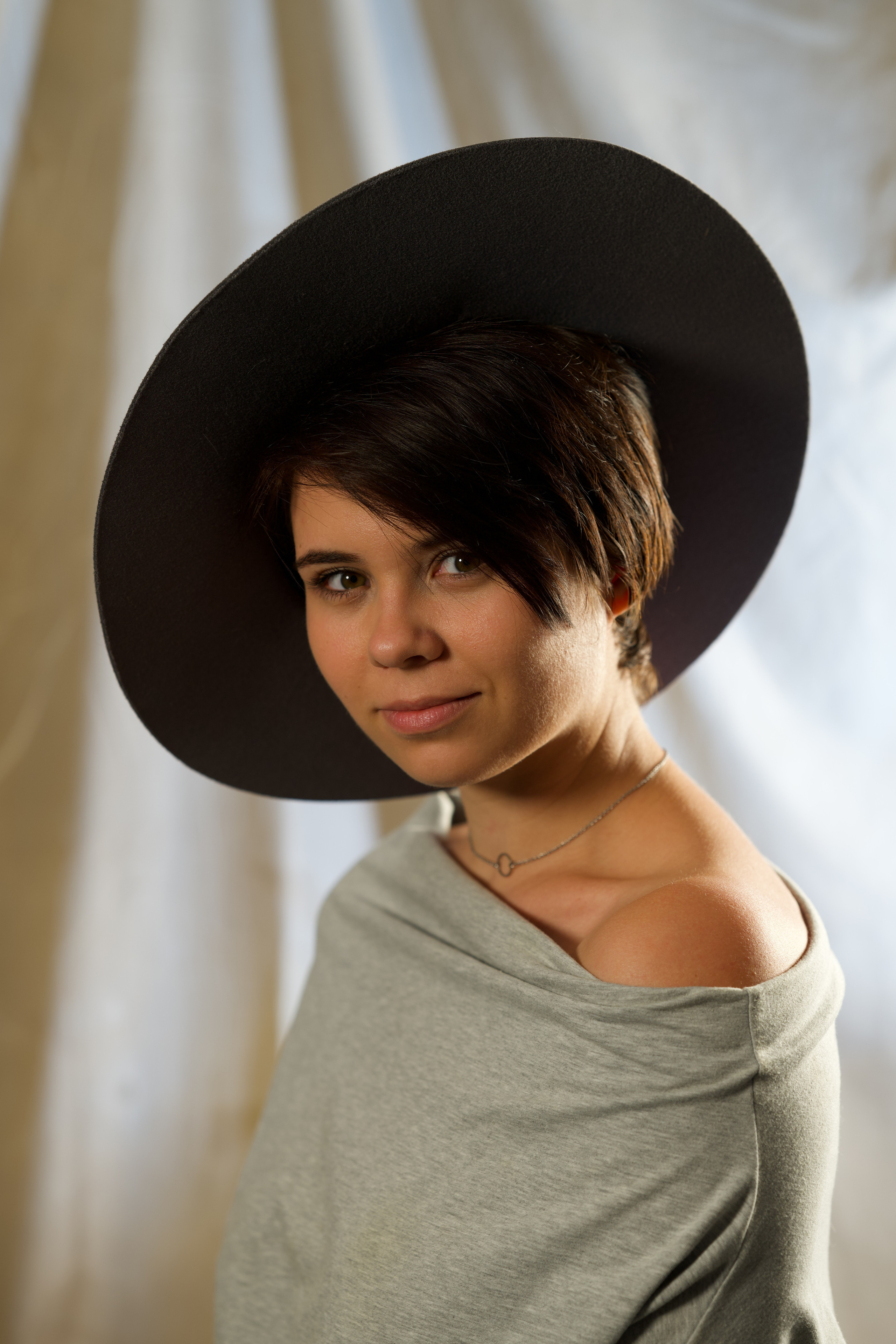 Фотосессия девушки в вечернем изумрудном платье