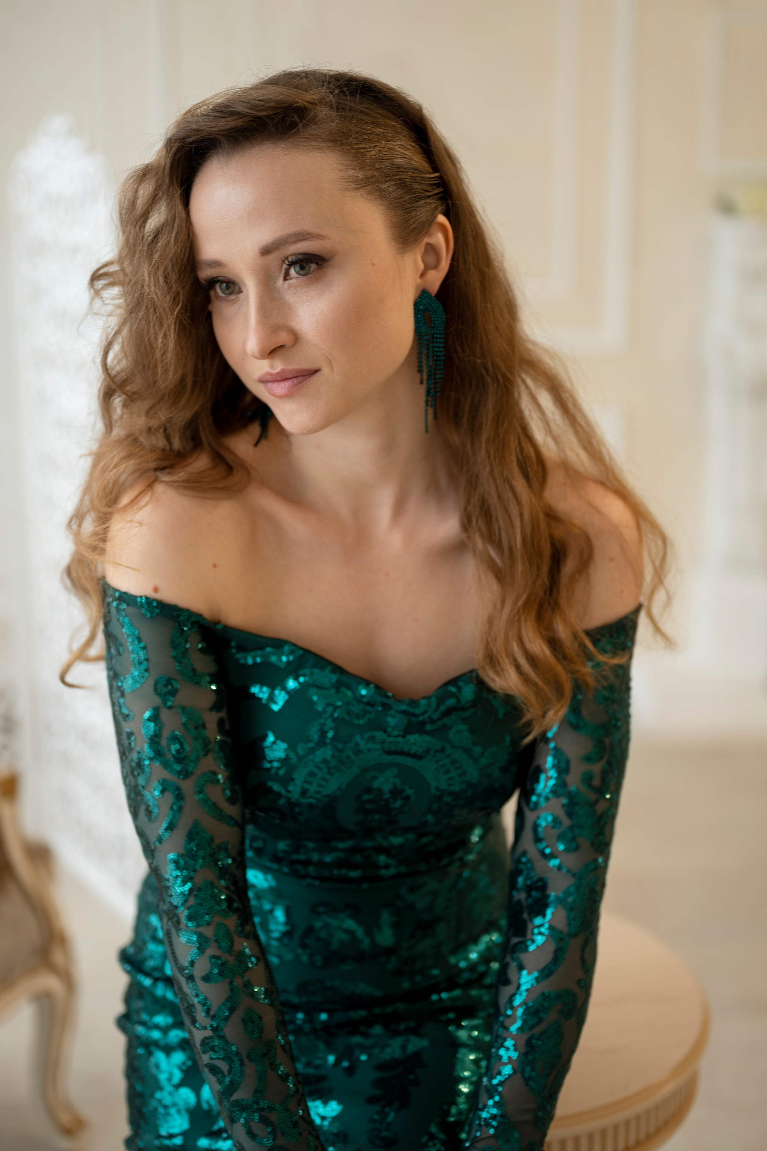 Студийная съёмка страстной девушки с цветком