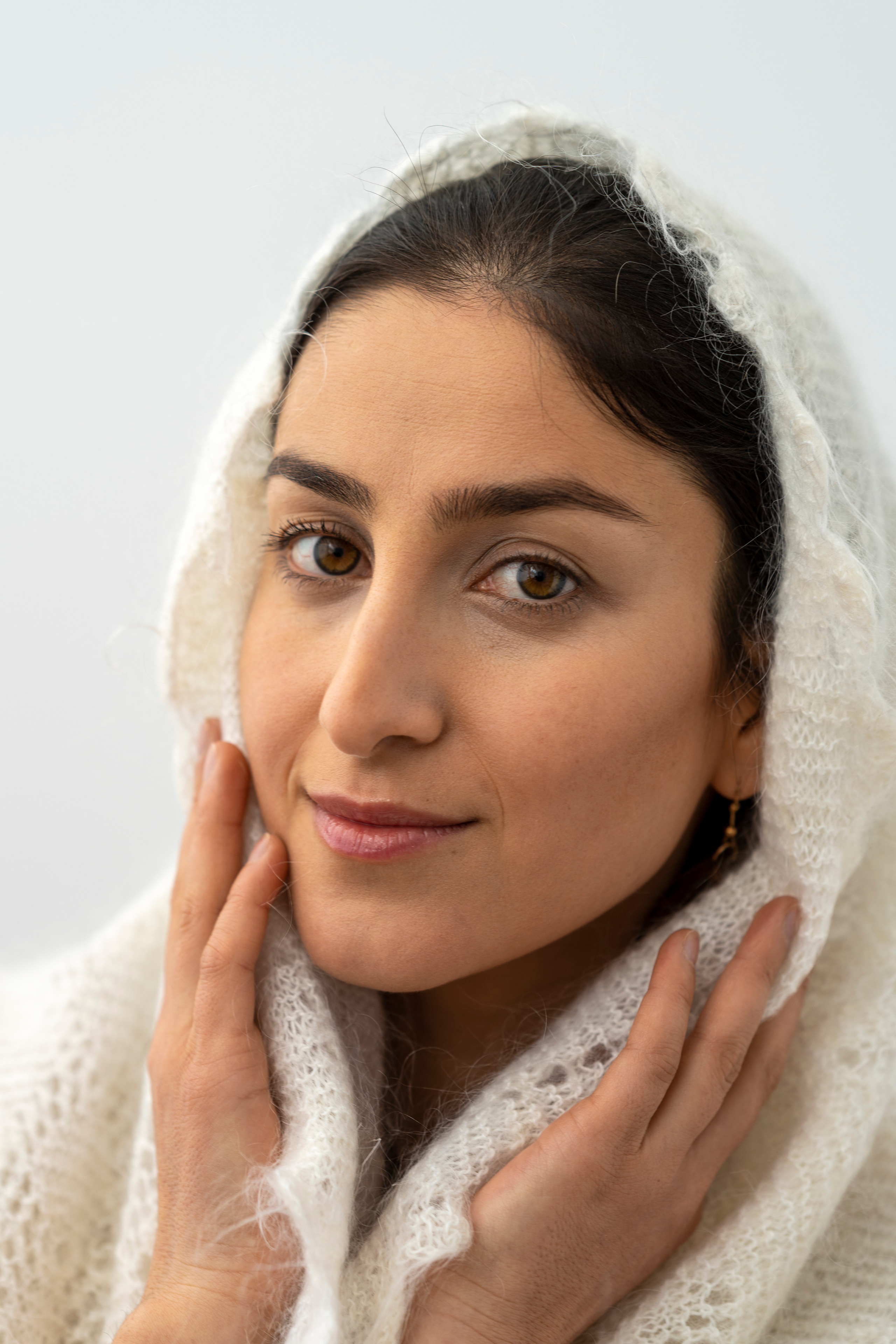 Студийная съёмка девушки с цветами