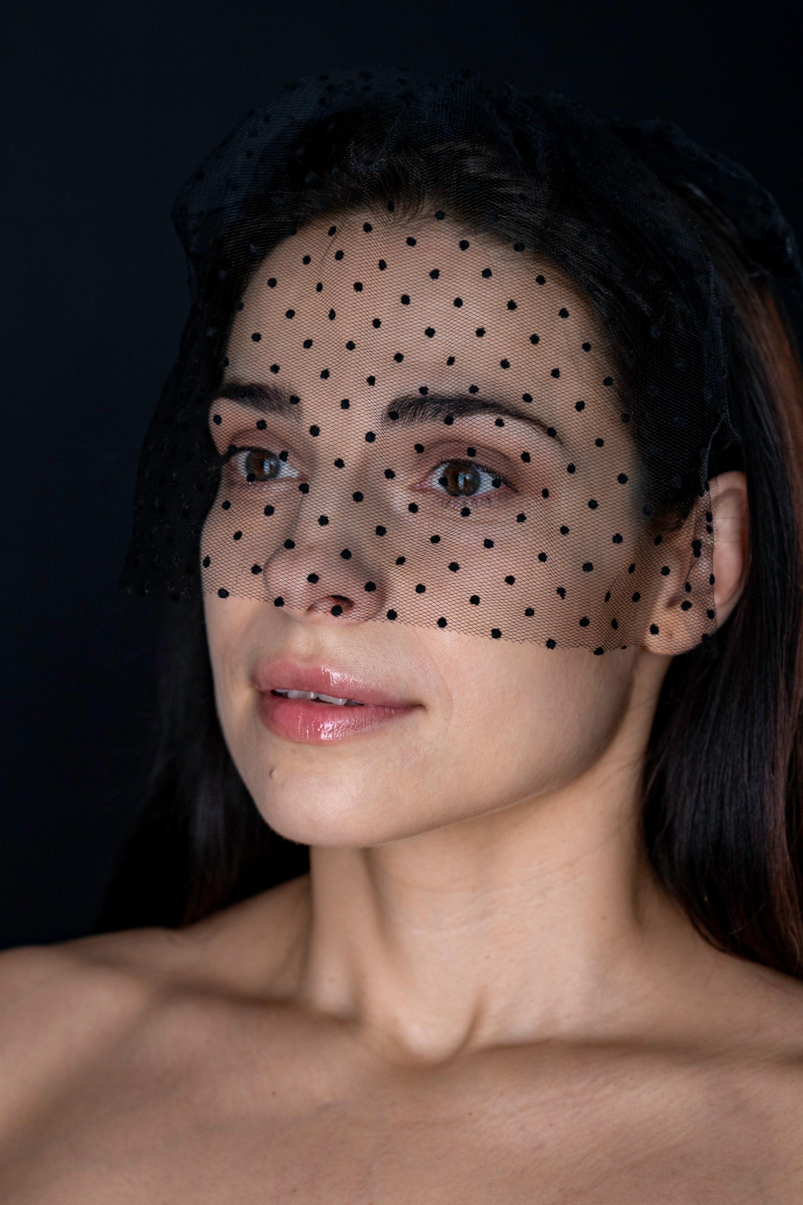 Студийная съёмка девушки с цветами