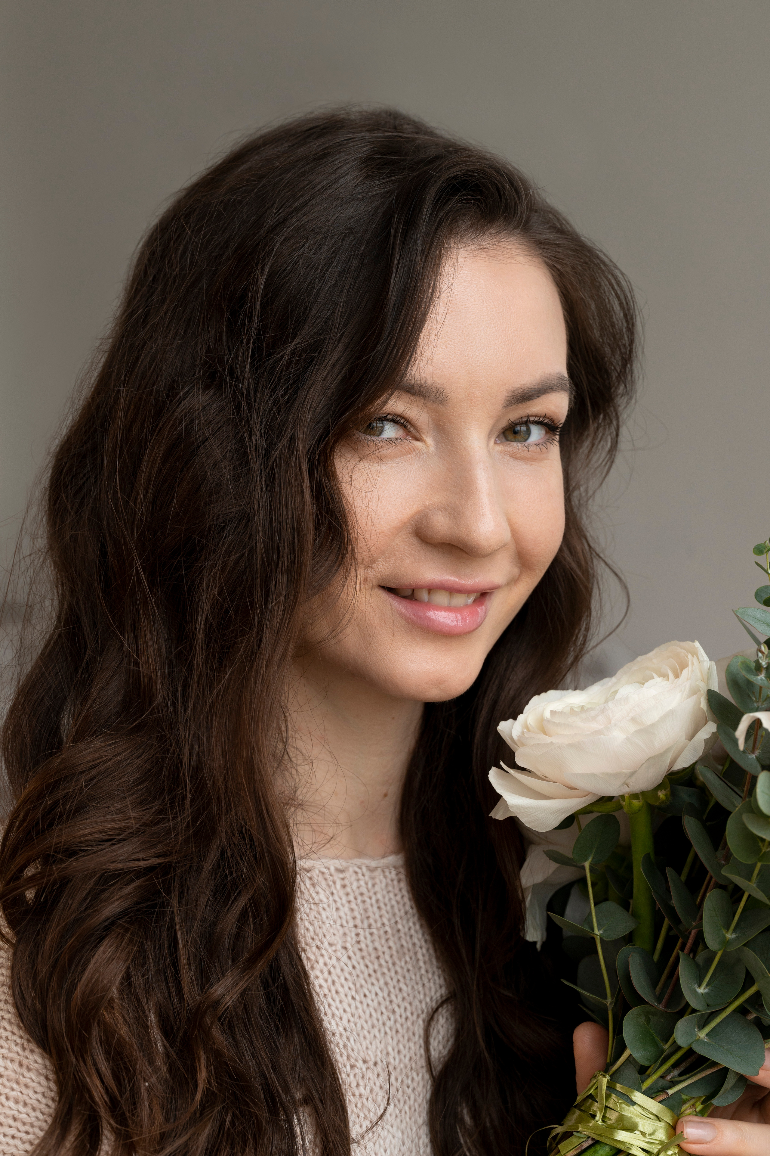 Студийная фотосъёмка девушки в мужском стиле