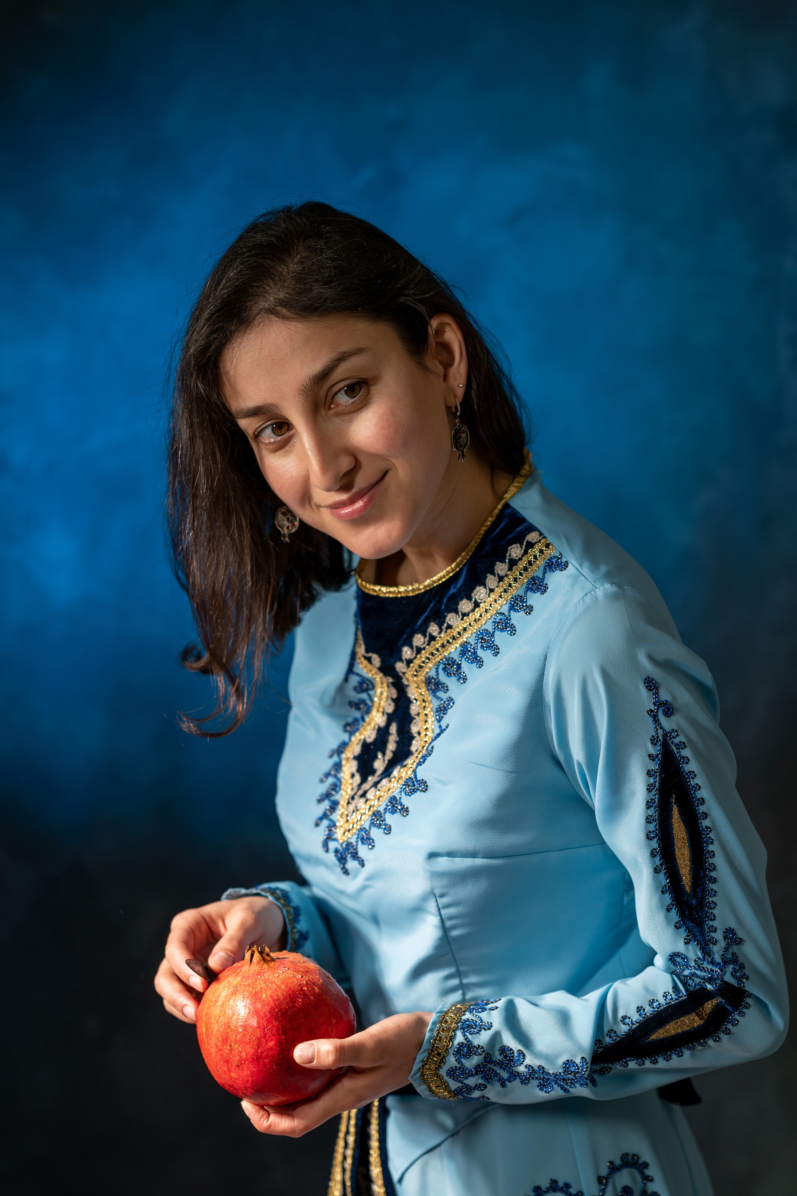 Студийная фотосъёмка девушки в мужском стиле