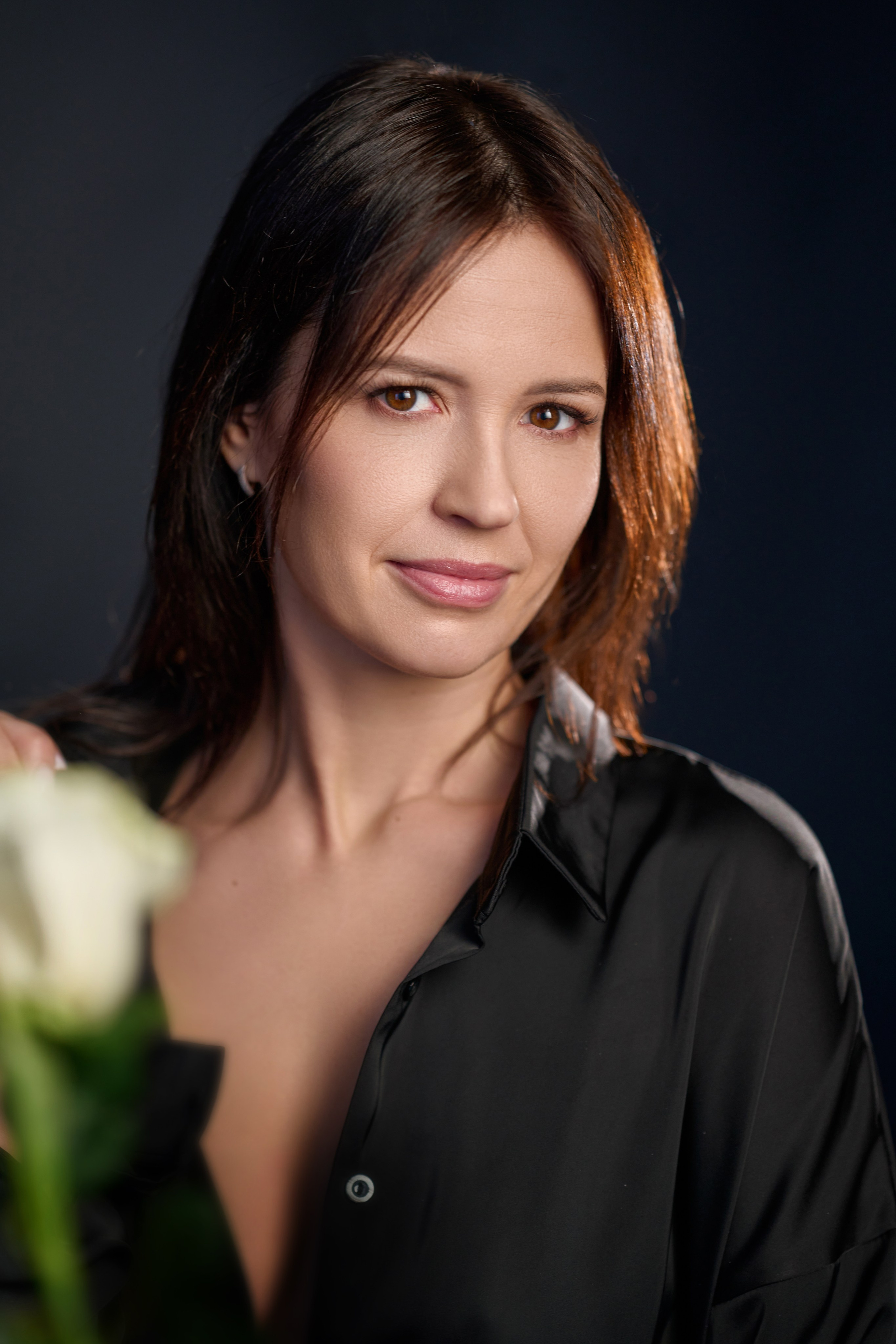 Адель. Девочка с пионами