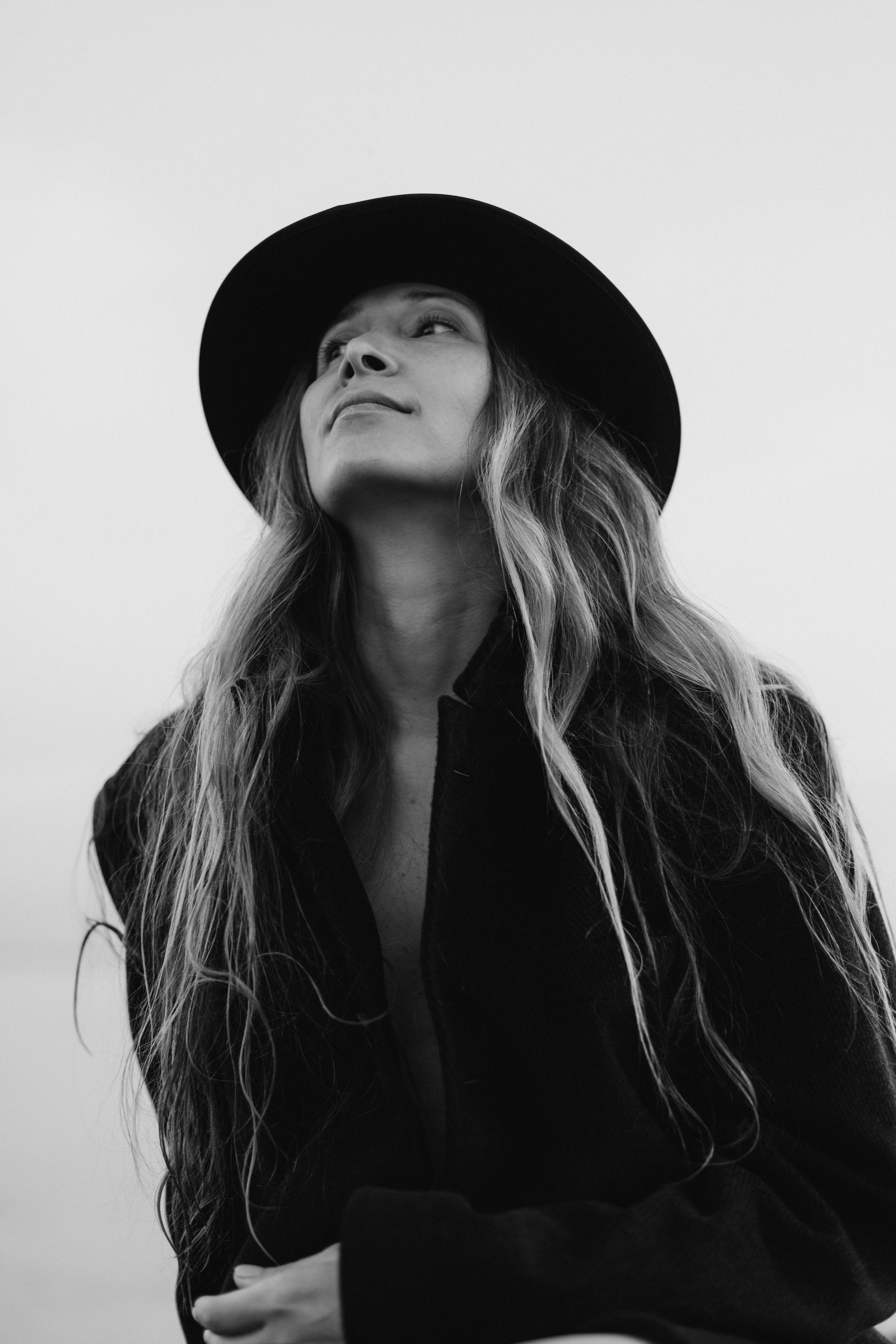 Девушка в шляпе