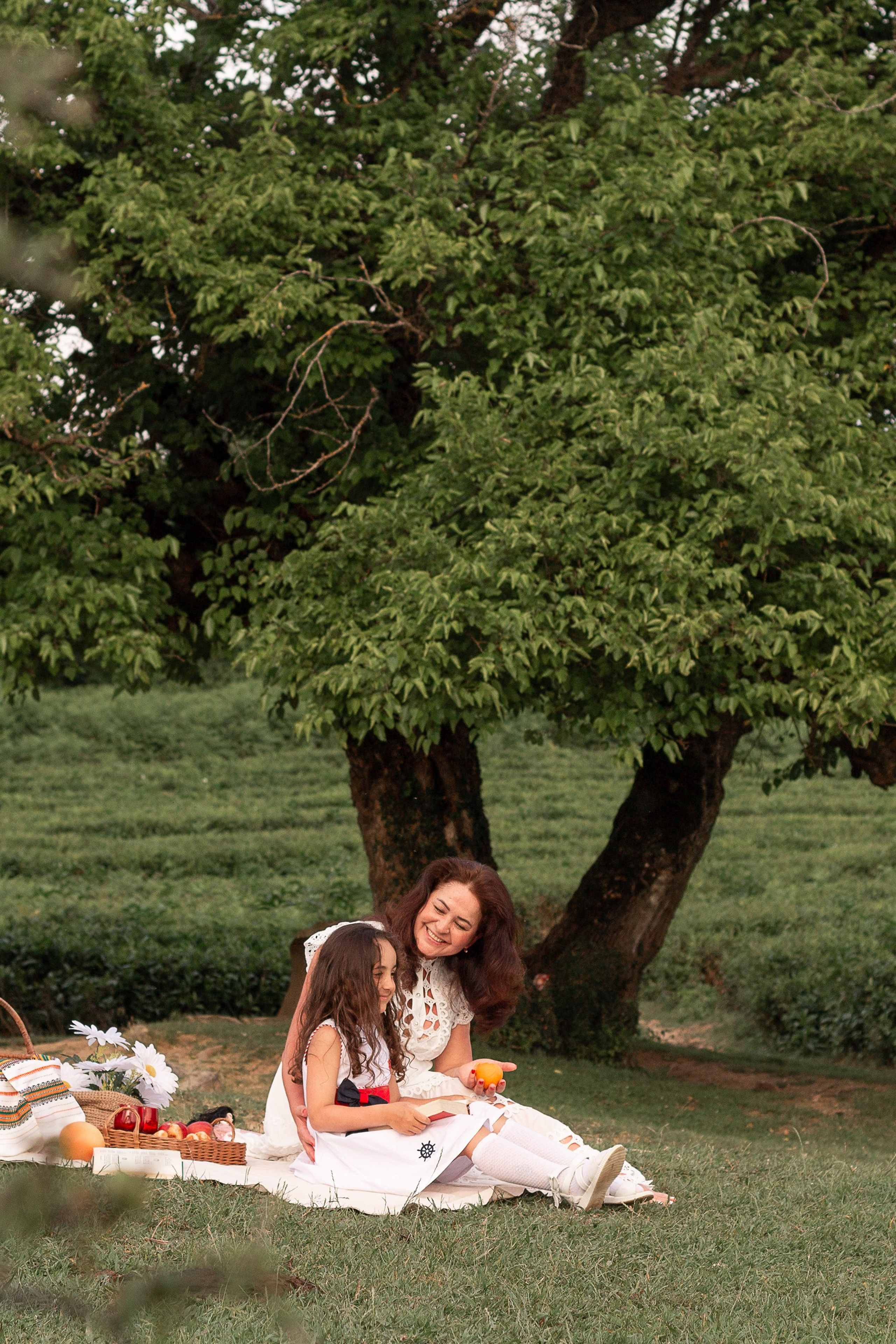 Мама с дочкой встречают закат в горах