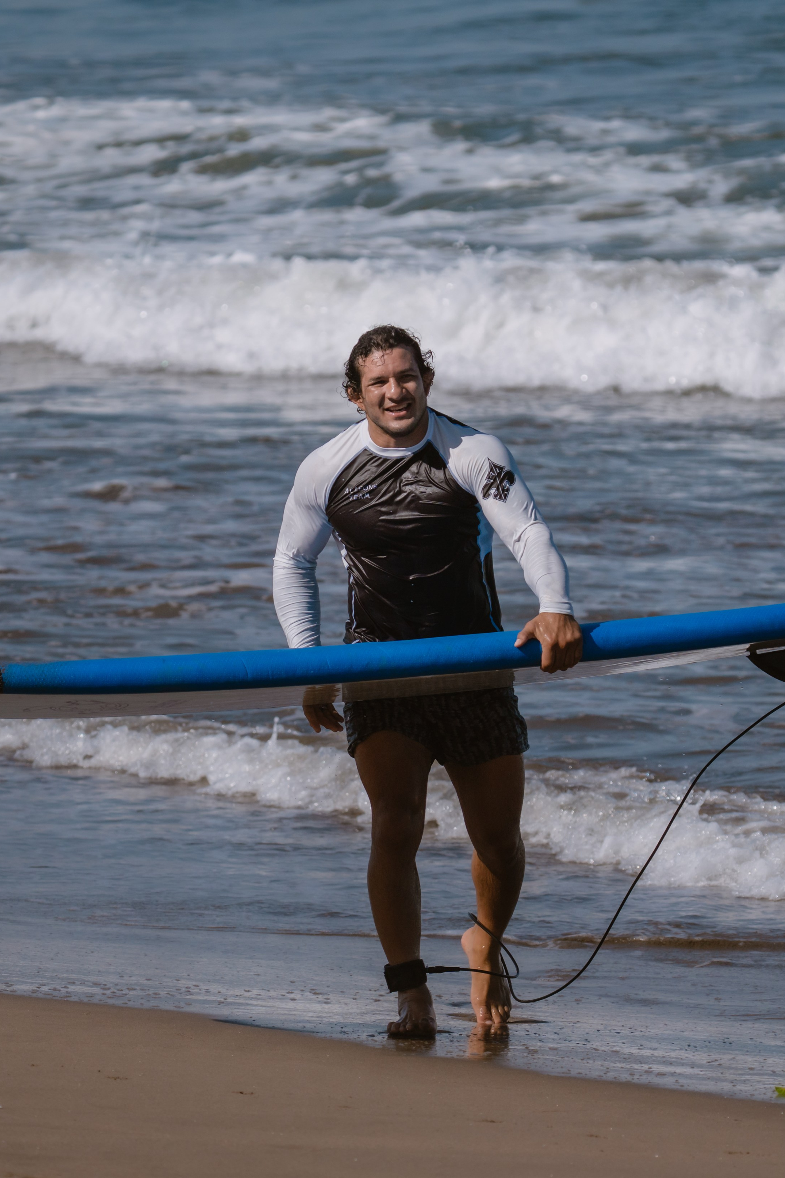 Al Leone athletes having fun surfing in the Pacific Ocean. Сергей Зворыгин