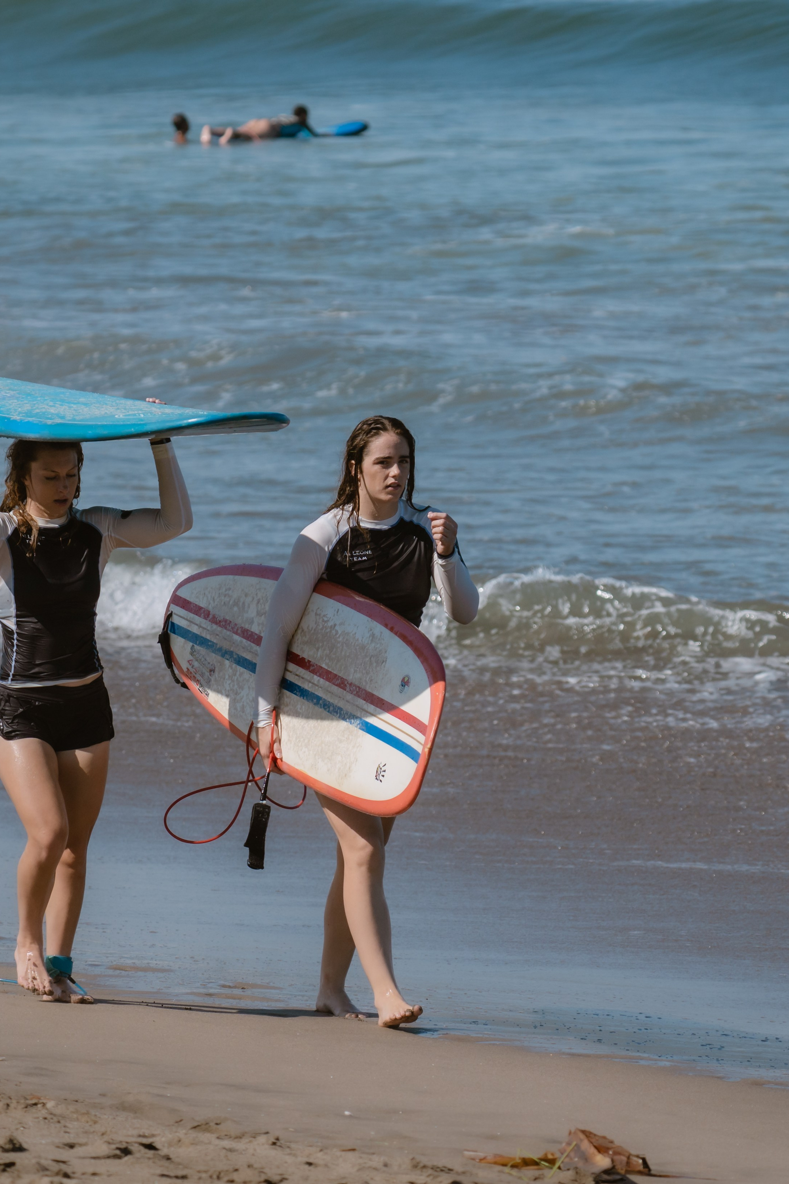 Al Leone athletes having fun surfing in the Pacific Ocean. Сергей Зворыгин