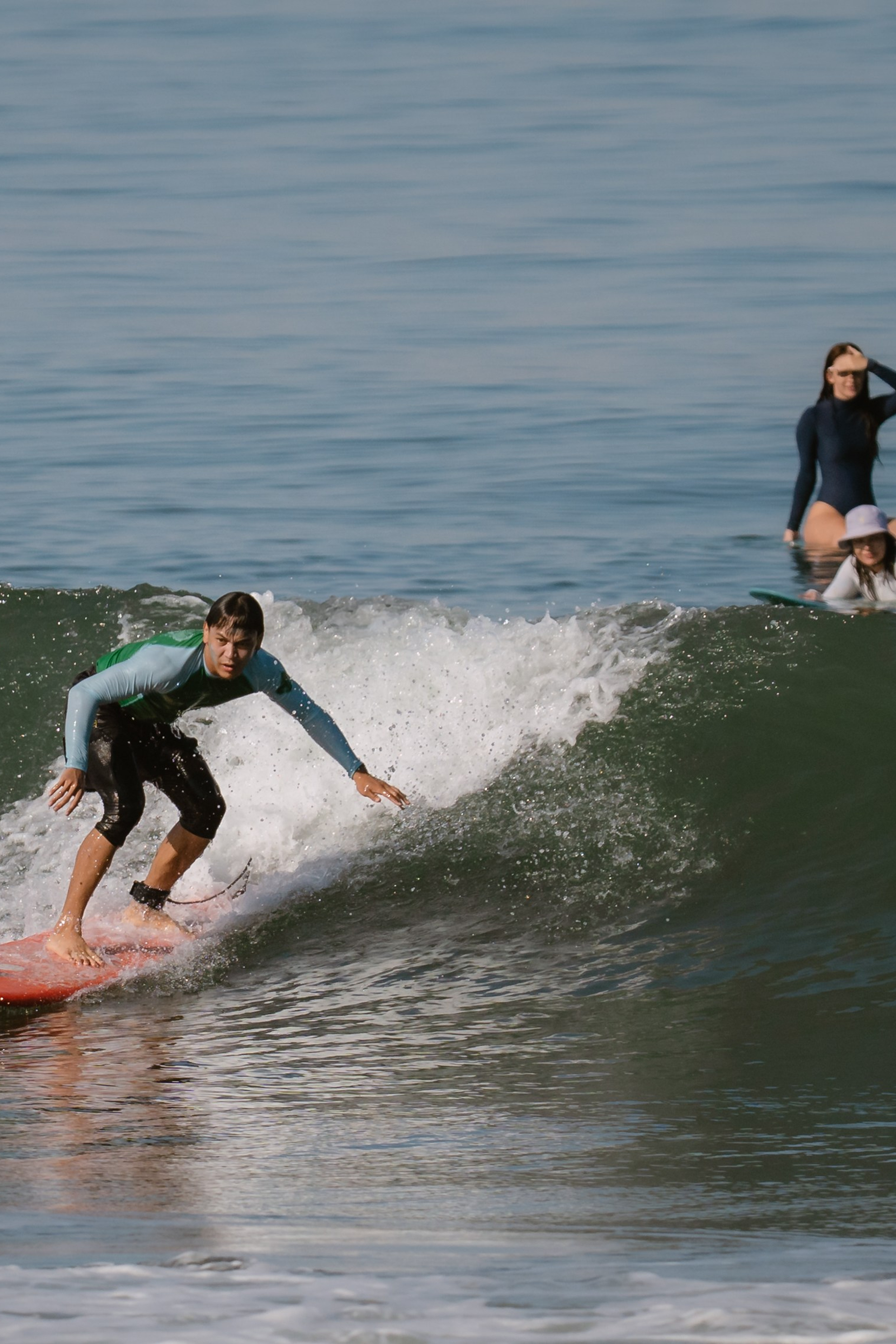 Al Leone athletes having fun surfing in the Pacific Ocean. Сергей Зворыгин