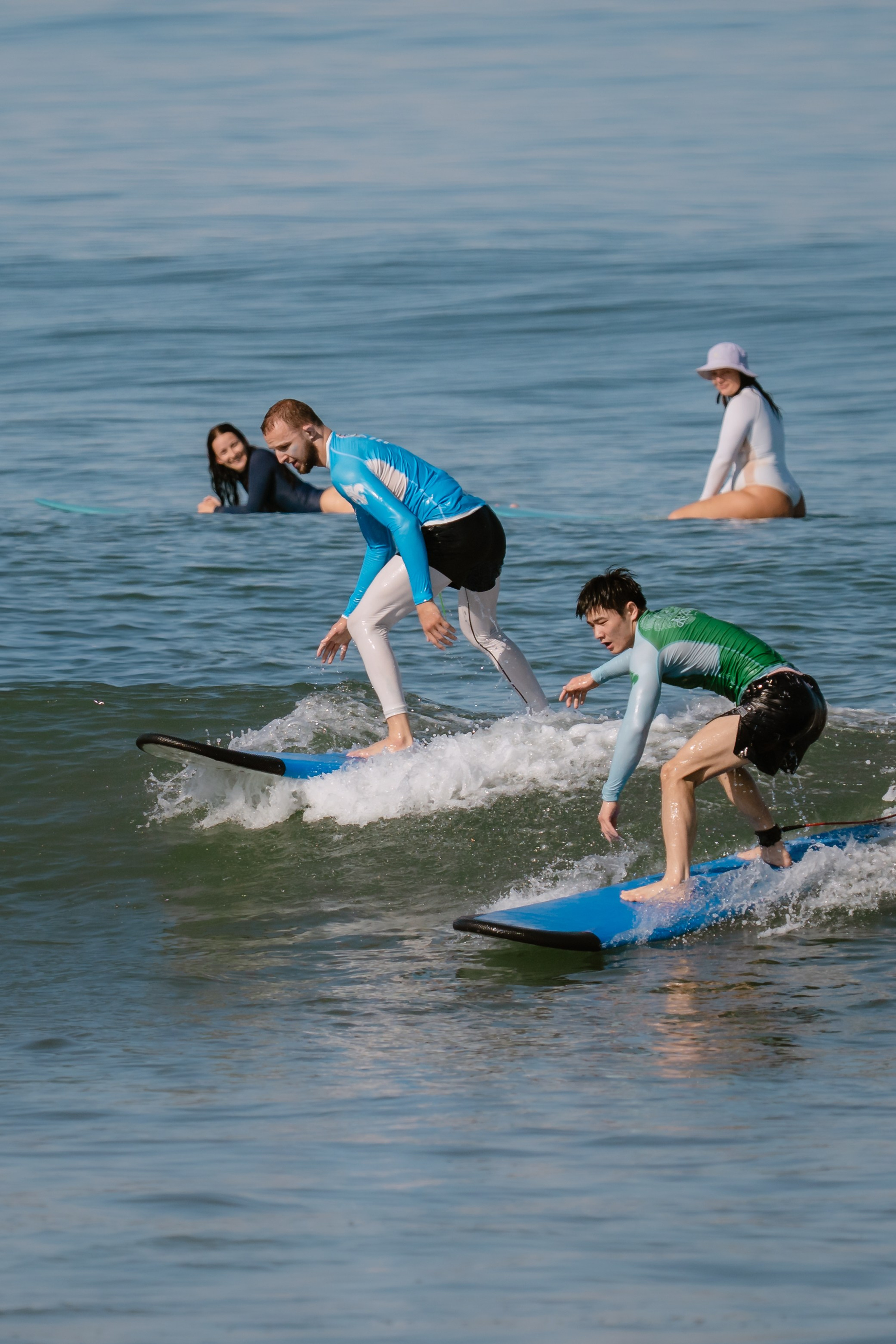 Al Leone athletes having fun surfing in the Pacific Ocean. Сергей Зворыгин