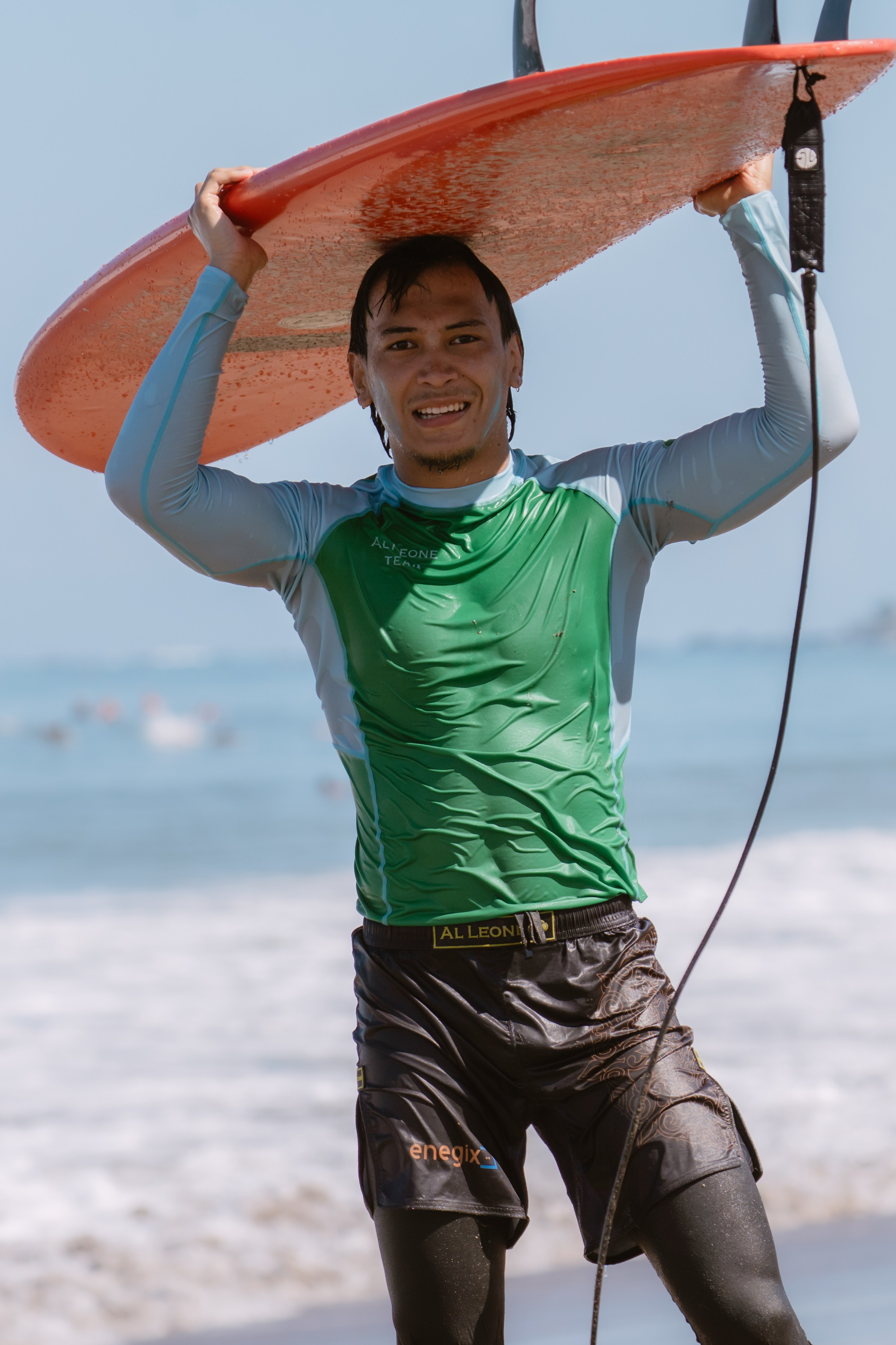Al Leone athletes having fun surfing in the Pacific Ocean. Сергей Зворыгин