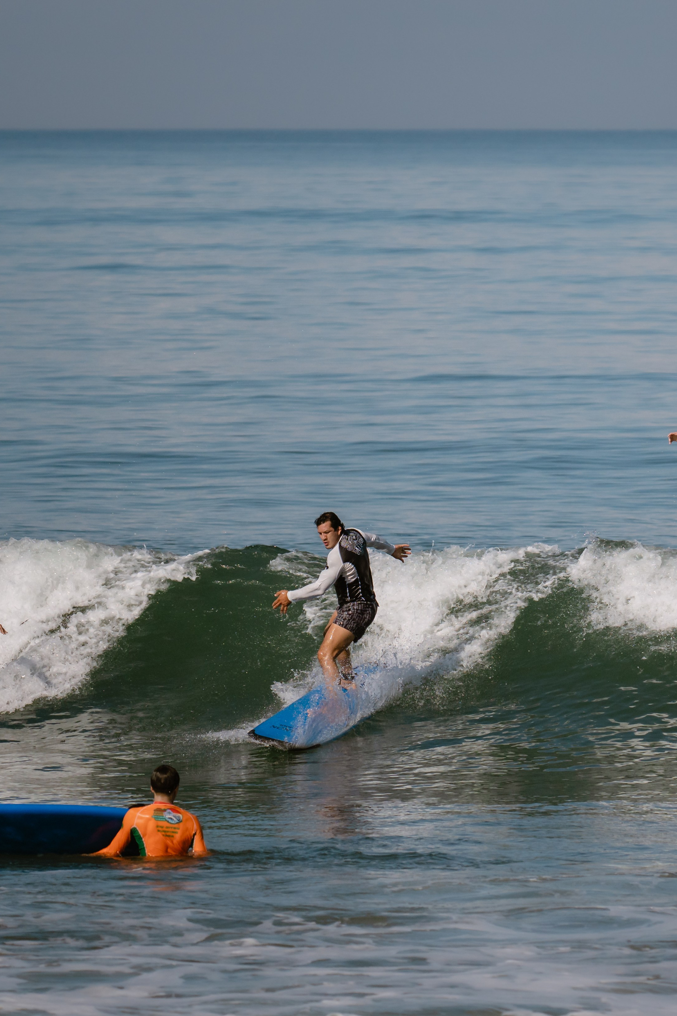Al Leone athletes having fun surfing in the Pacific Ocean. Сергей Зворыгин