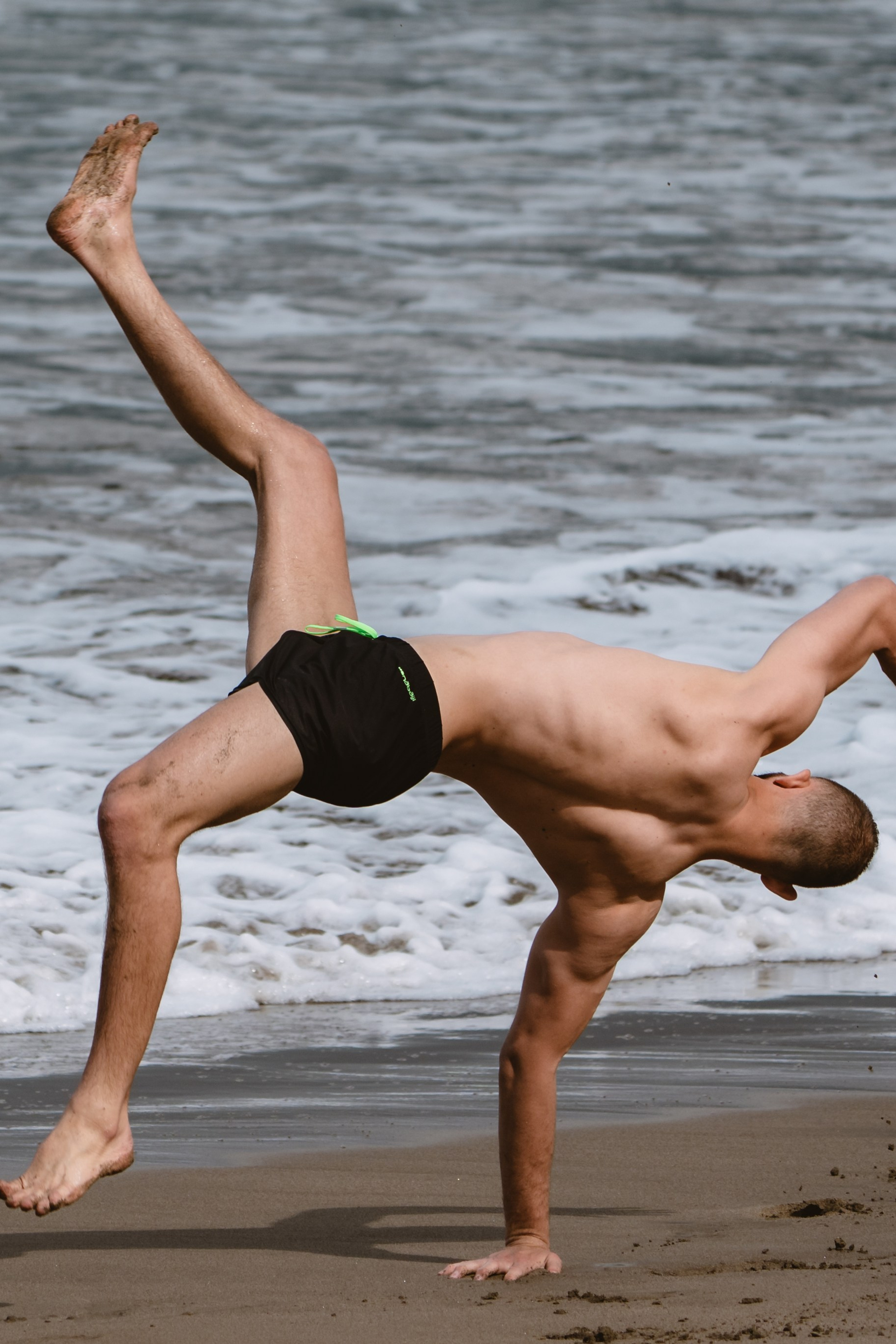 Mixed martial artists having fun surfing at the ocean in between training sessions. Сергей Зворыгин