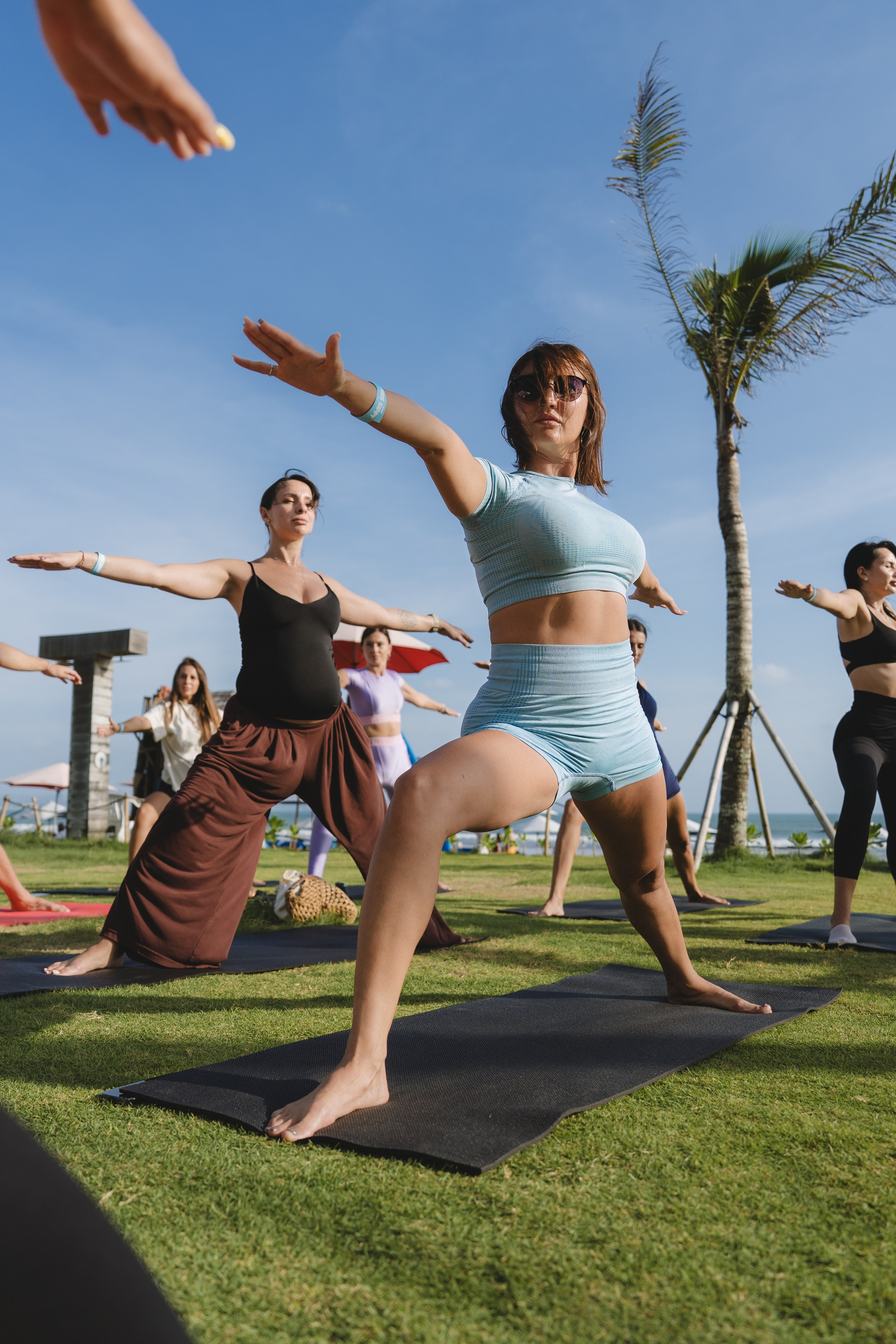 TEUS Group, Agents Yoga session by the Ocean. Сергей Зворыгин