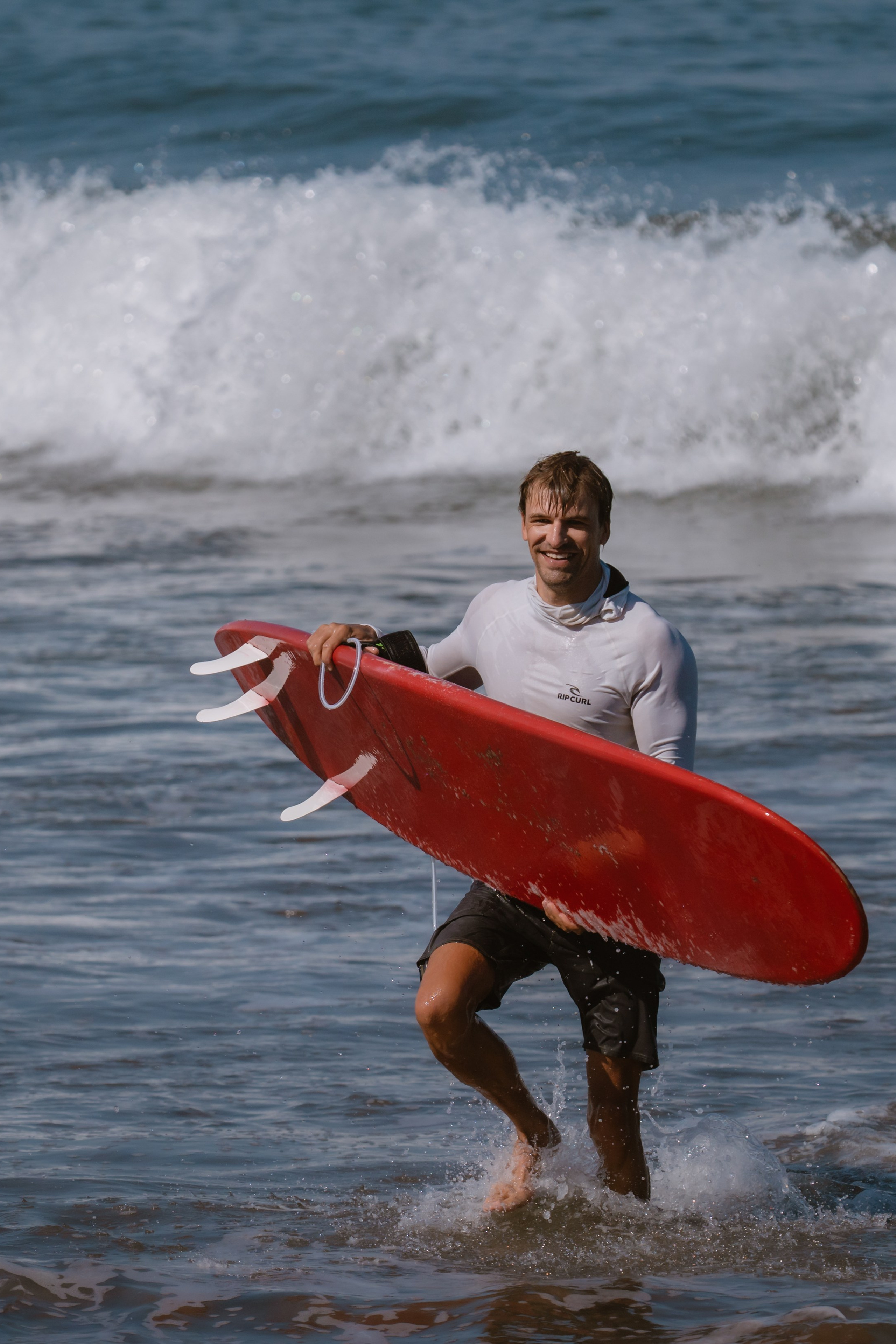 Al Leone athletes having fun surfing in the Pacific Ocean. Сергей Зворыгин