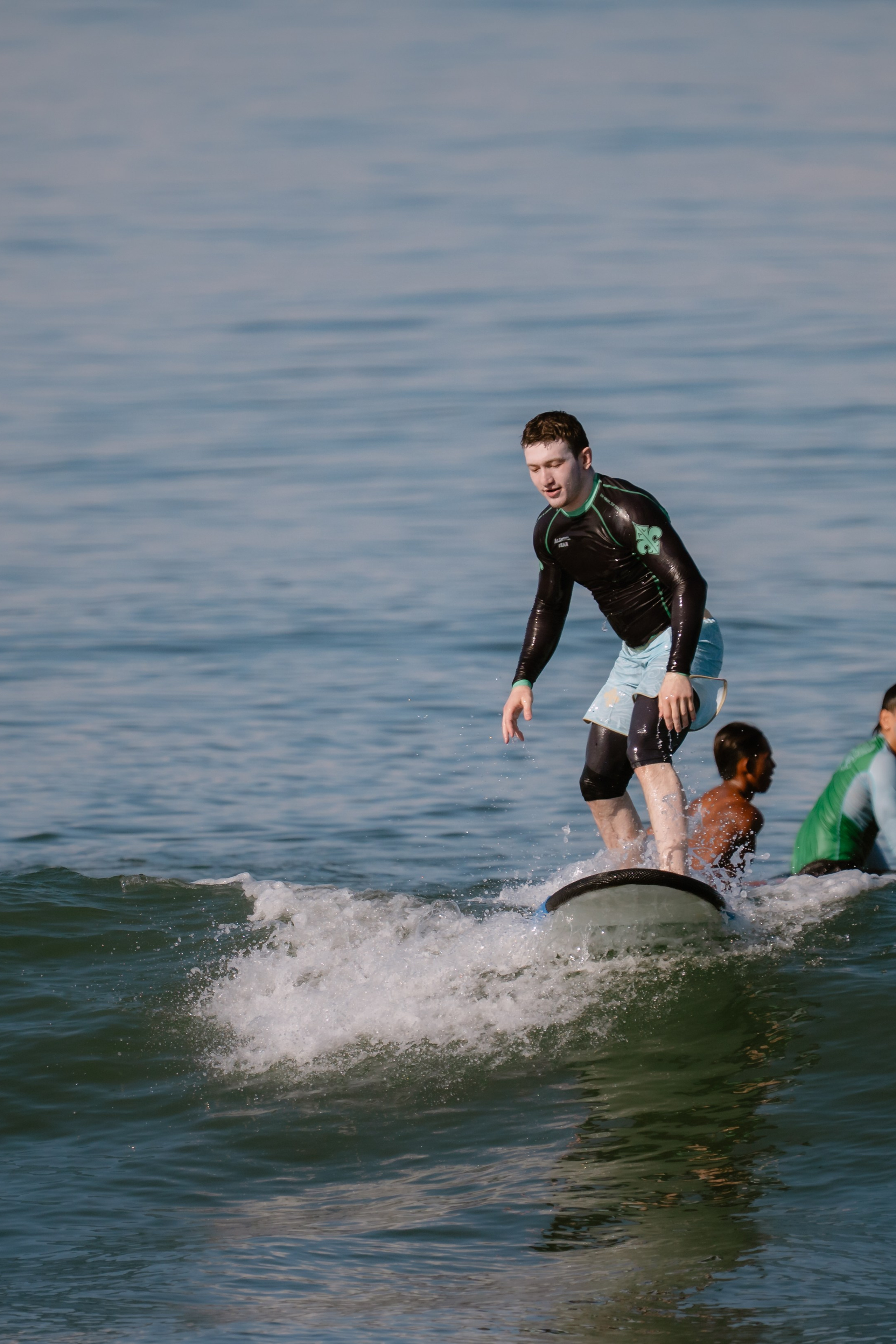 Al Leone athletes having fun surfing in the Pacific Ocean. Сергей Зворыгин