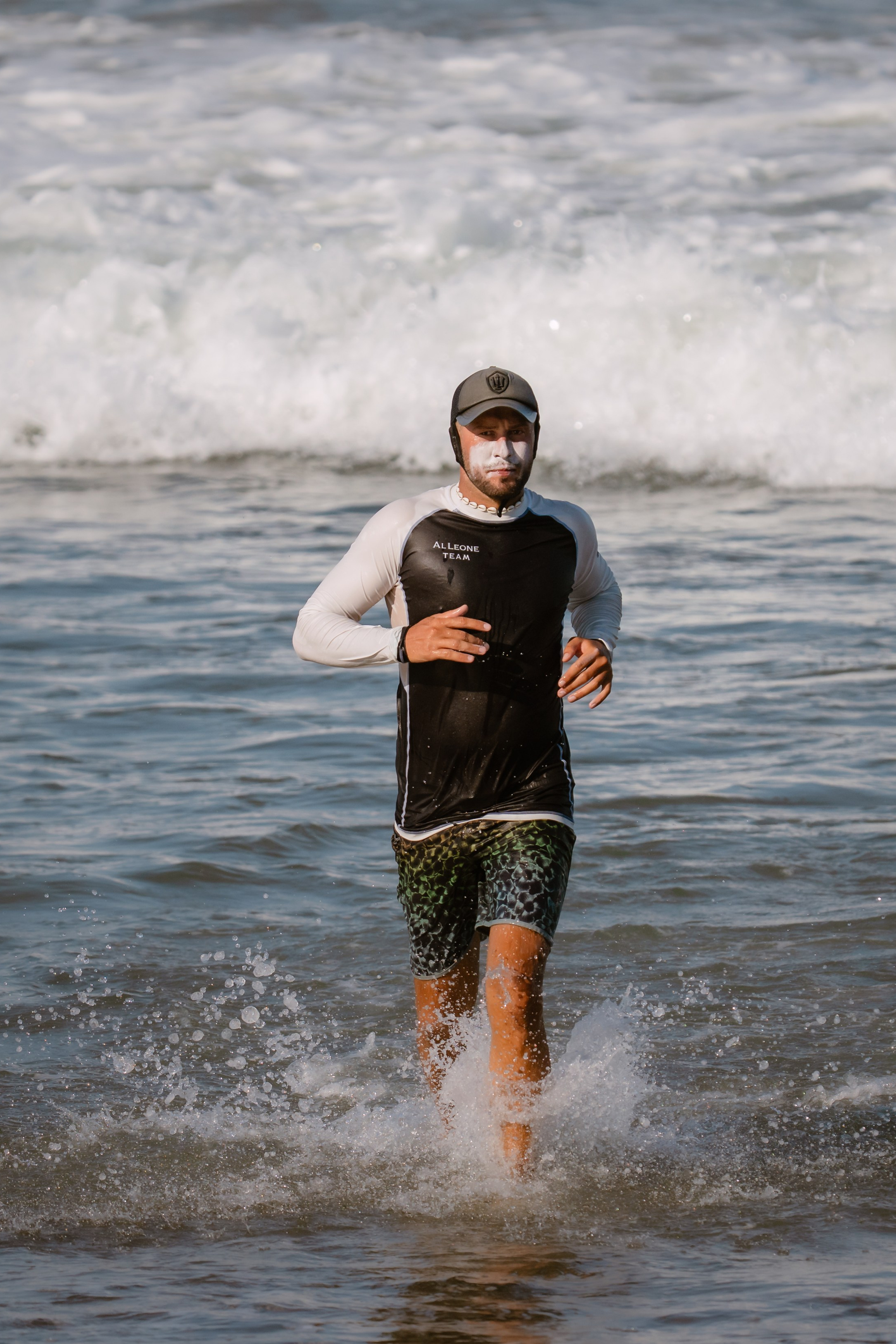 Al Leone athletes having fun surfing in the Pacific Ocean. Сергей Зворыгин