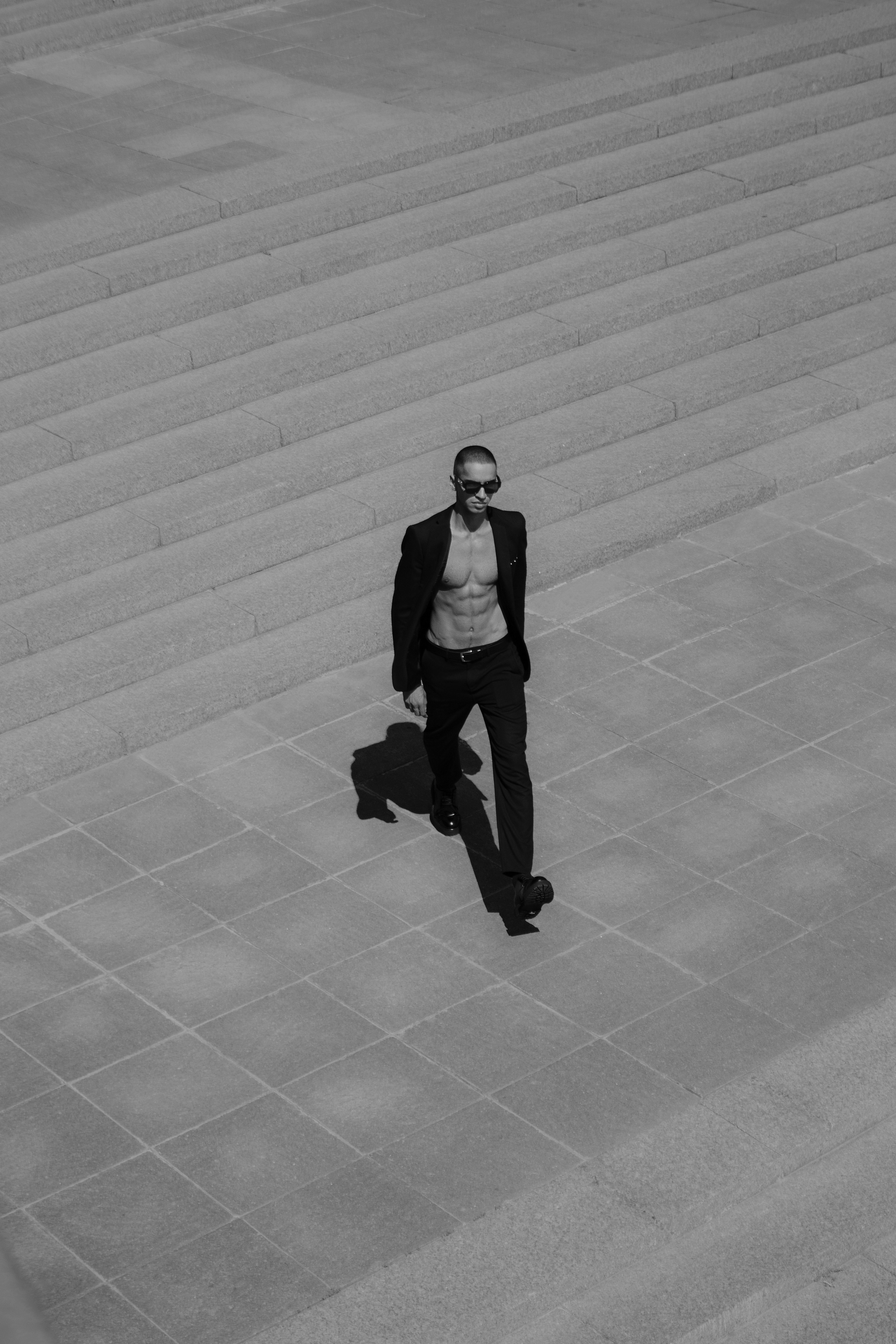 Парень в строгом костюме идет по городу