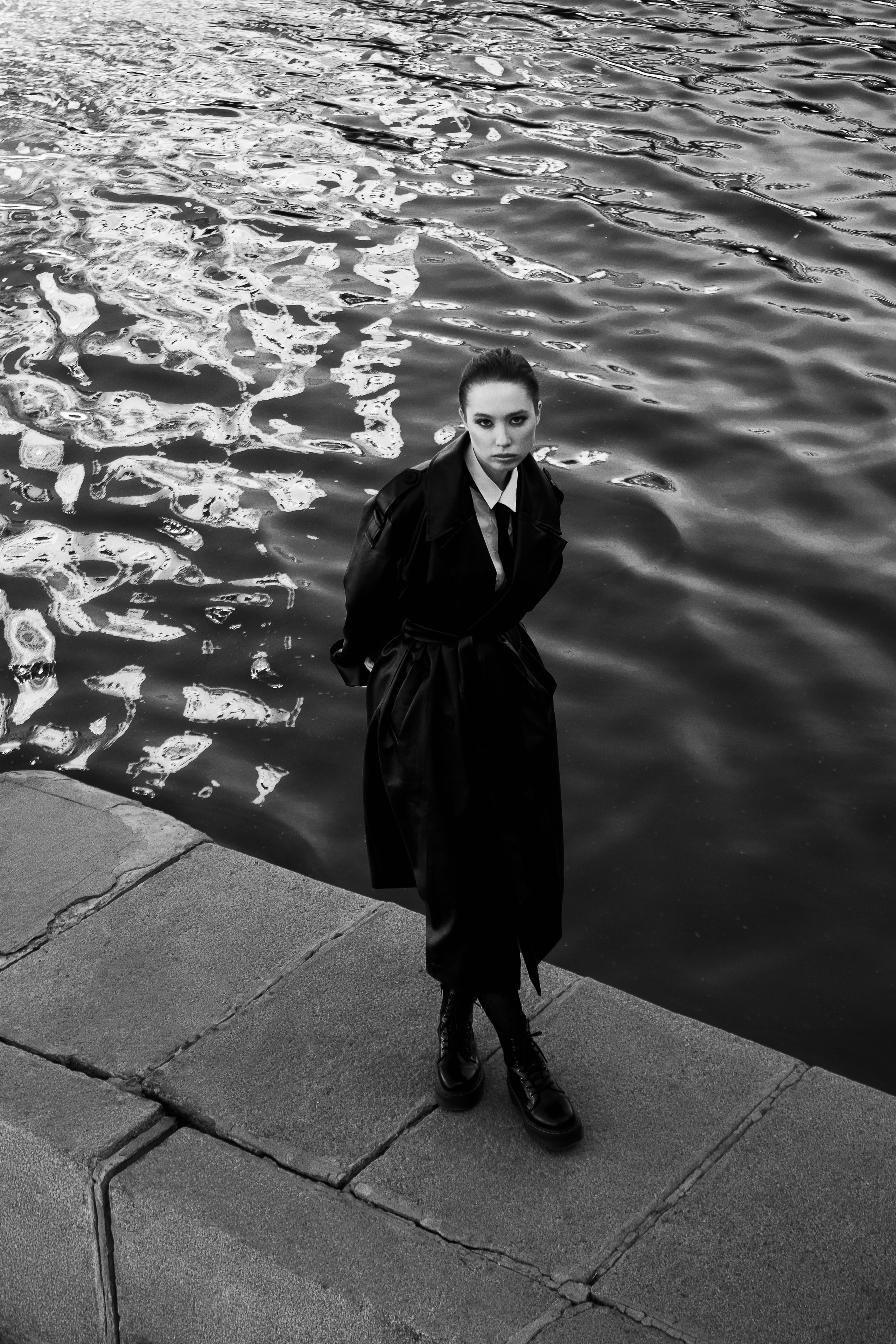 Девушка на фоне воды