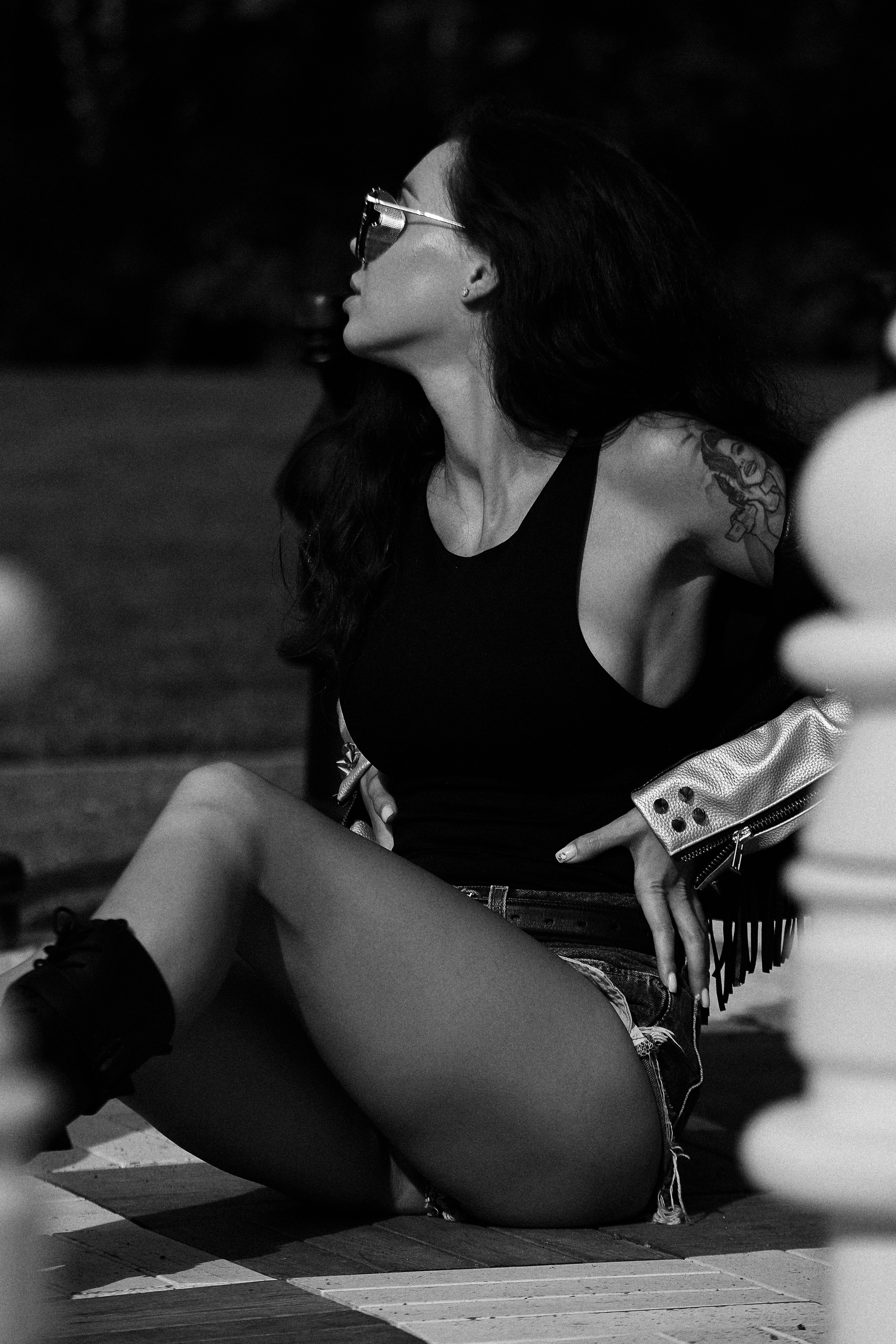 Девушка сидит на траве