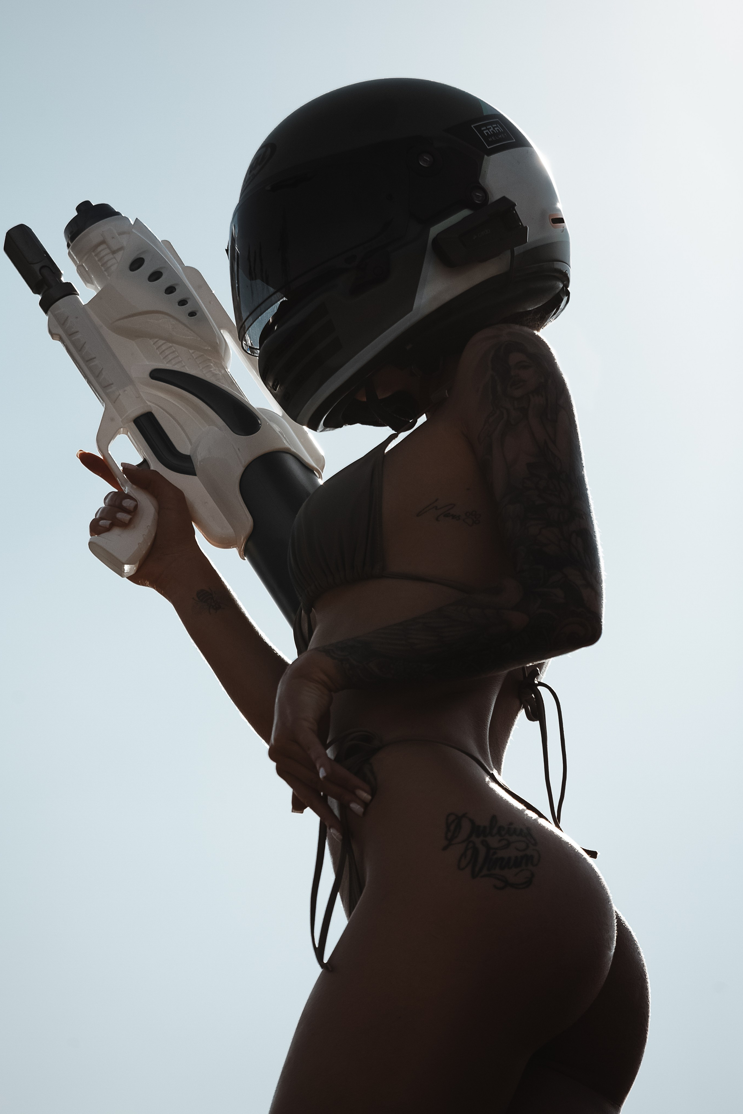 Девушка в шлеме и в бикини